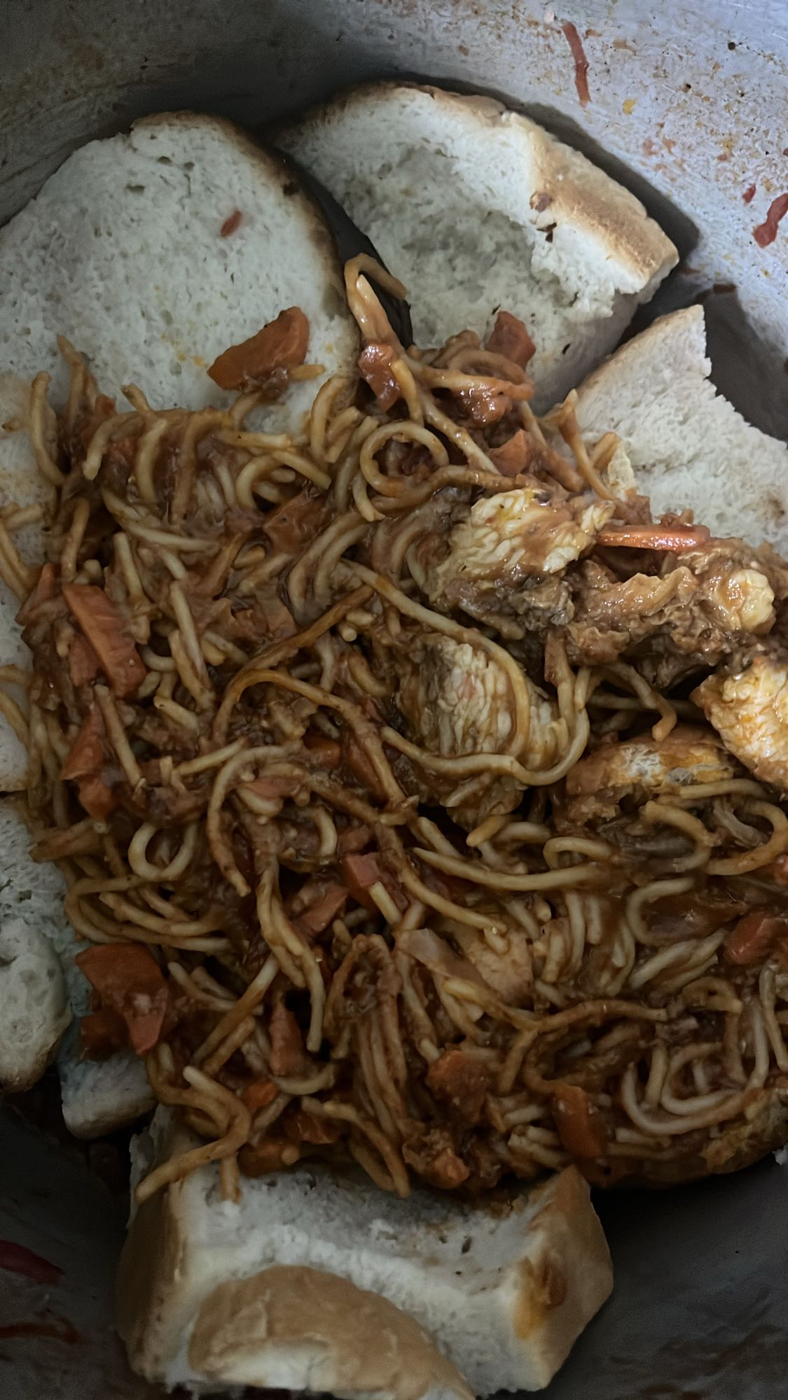 Спагетти с курицей и хлебом