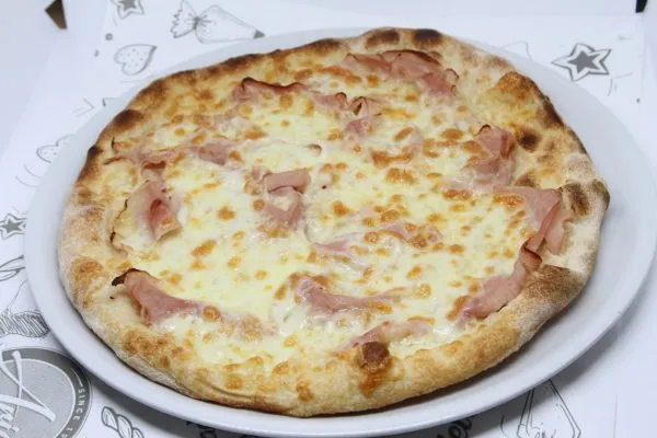 Pizza de jamón y queso