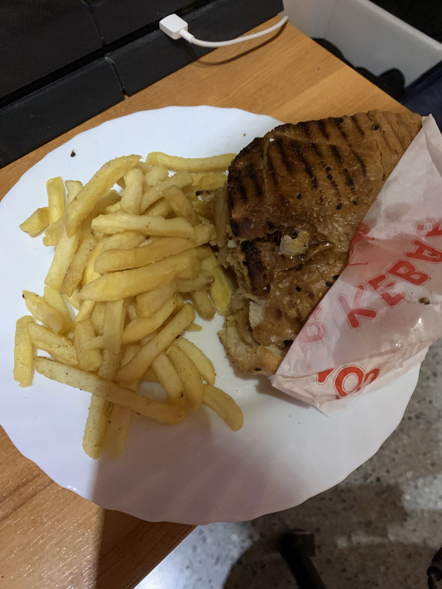 Kebab con papas fritas