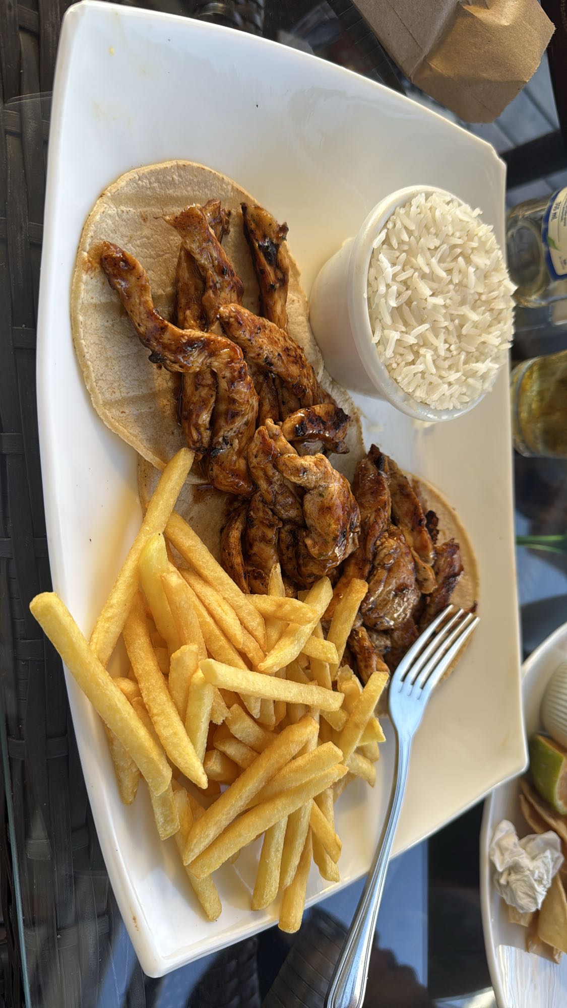 Tacos de pollo con guarnición