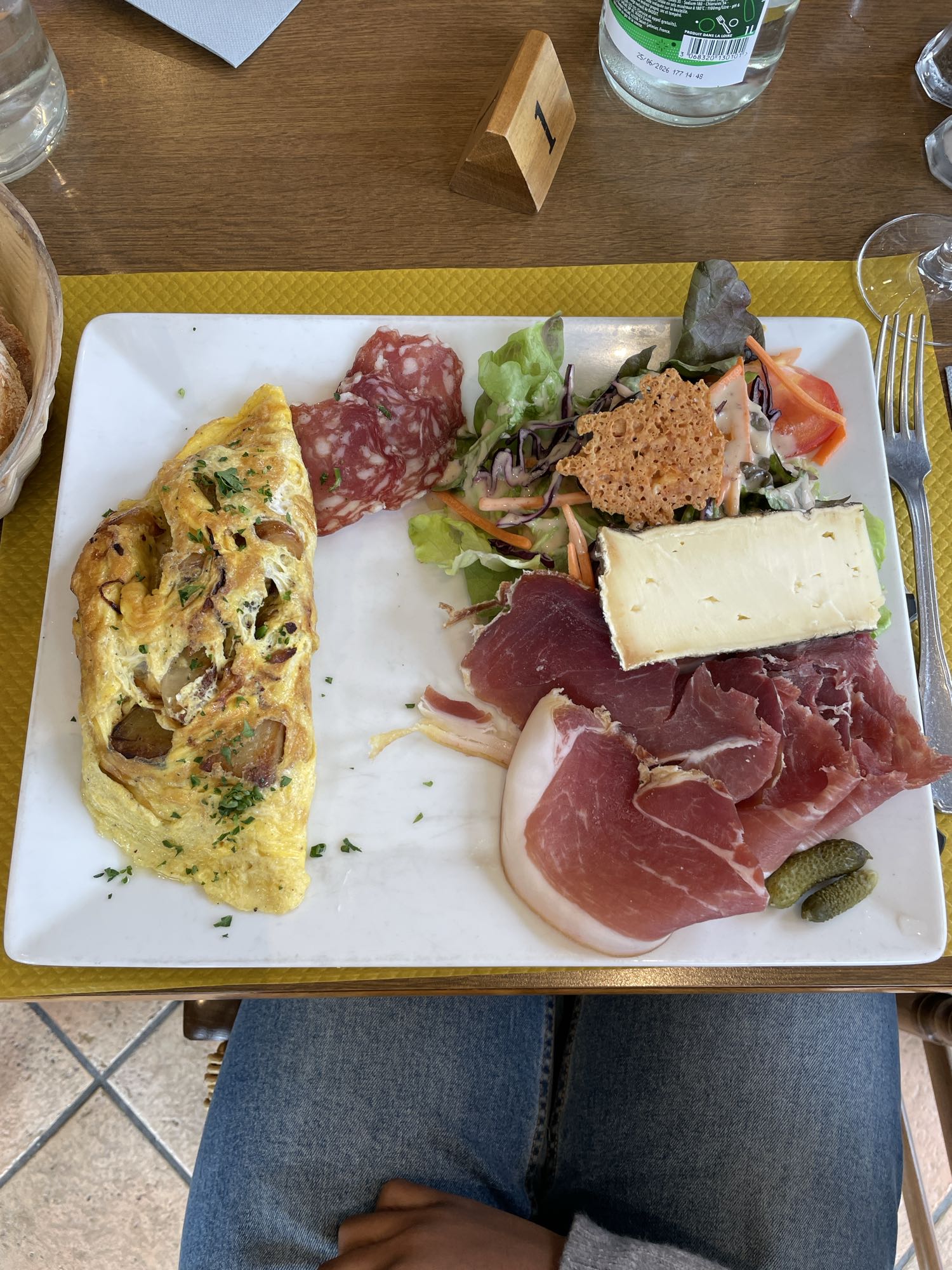 Omelette et charcuterie