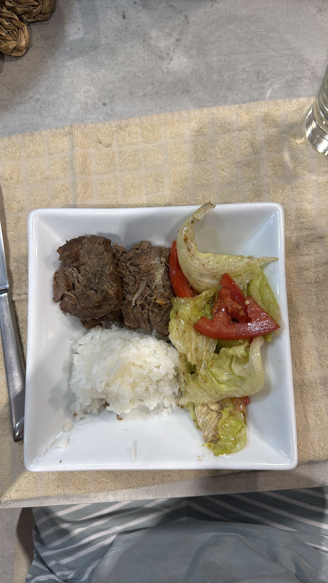 Carne con arroz y ensalada