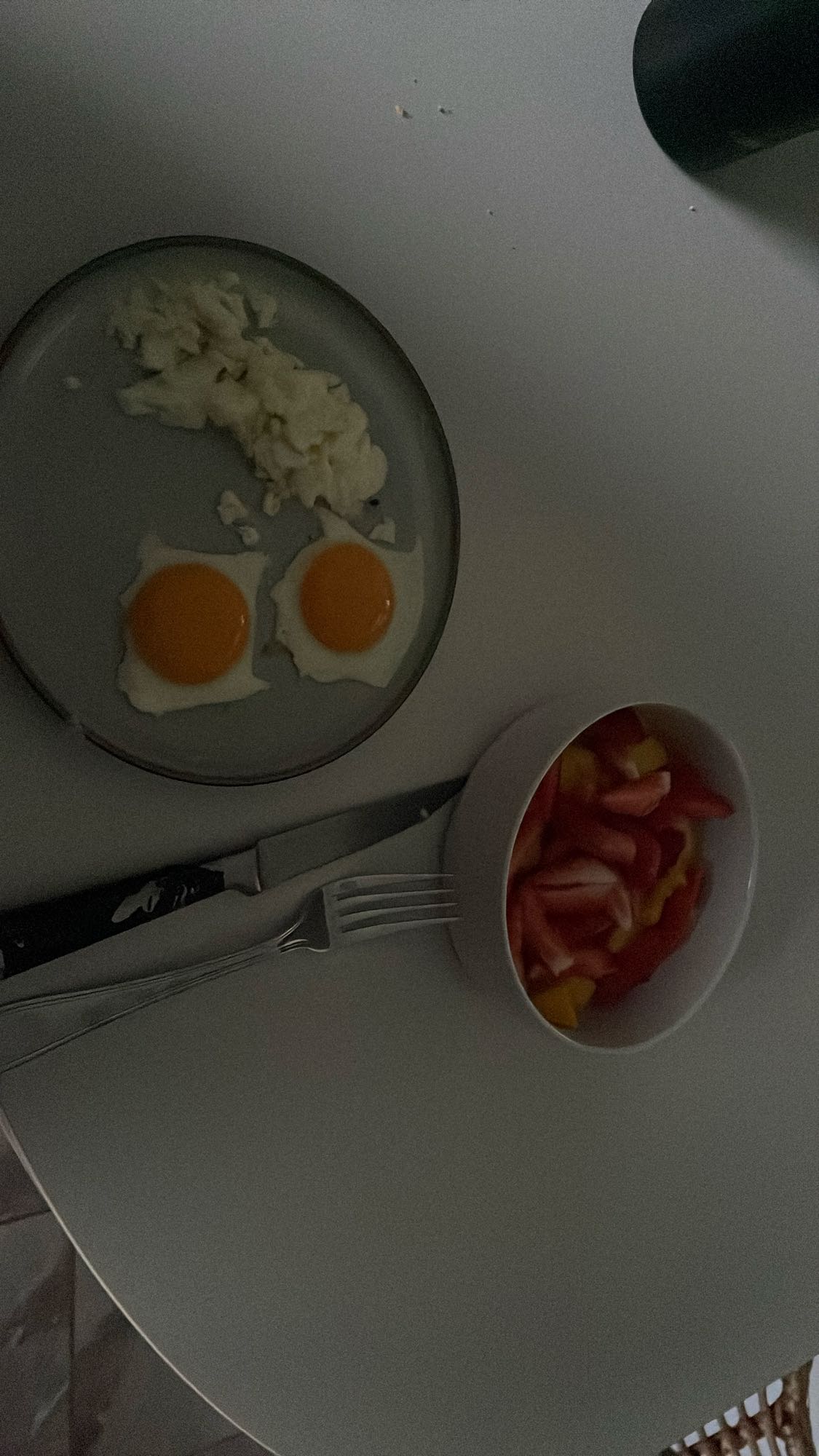 Oeufs et salade de fruits