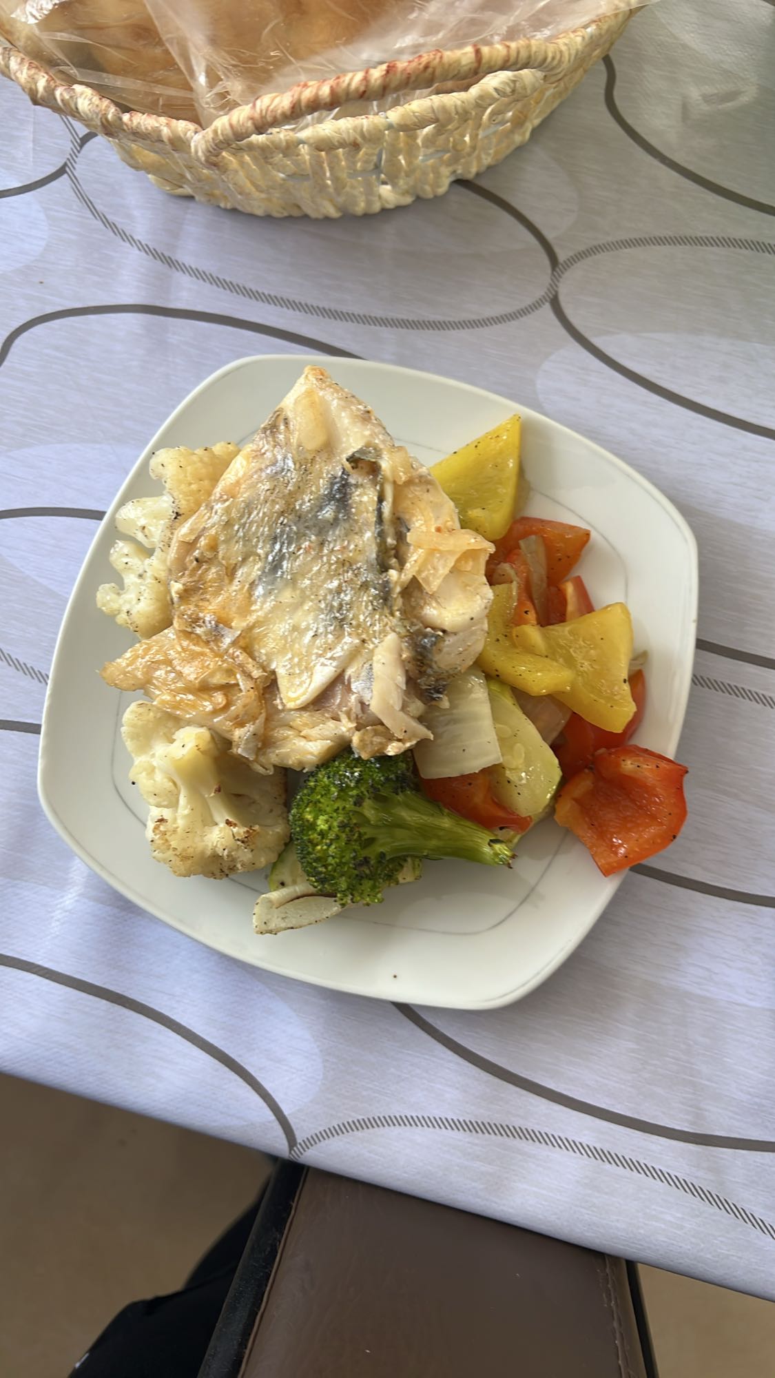 Жареная рыба с овощами