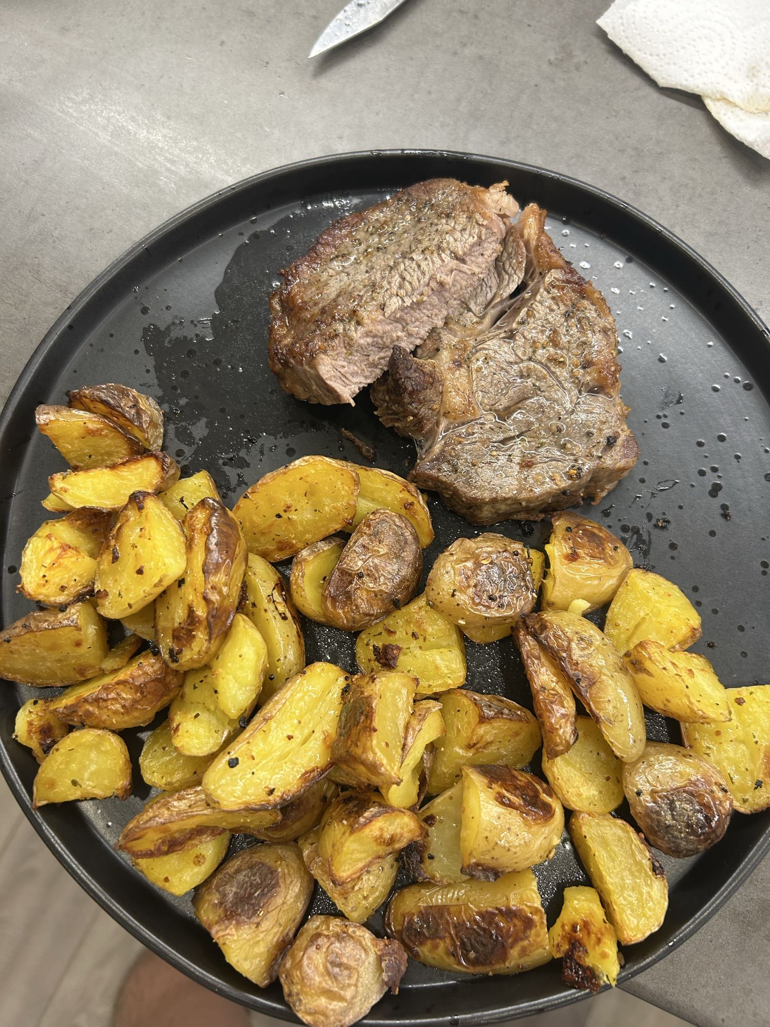 Steak s pečenými zemiakmi