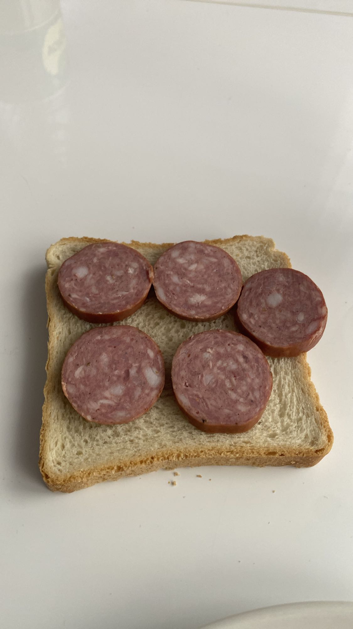 Бутерброд с колбасой