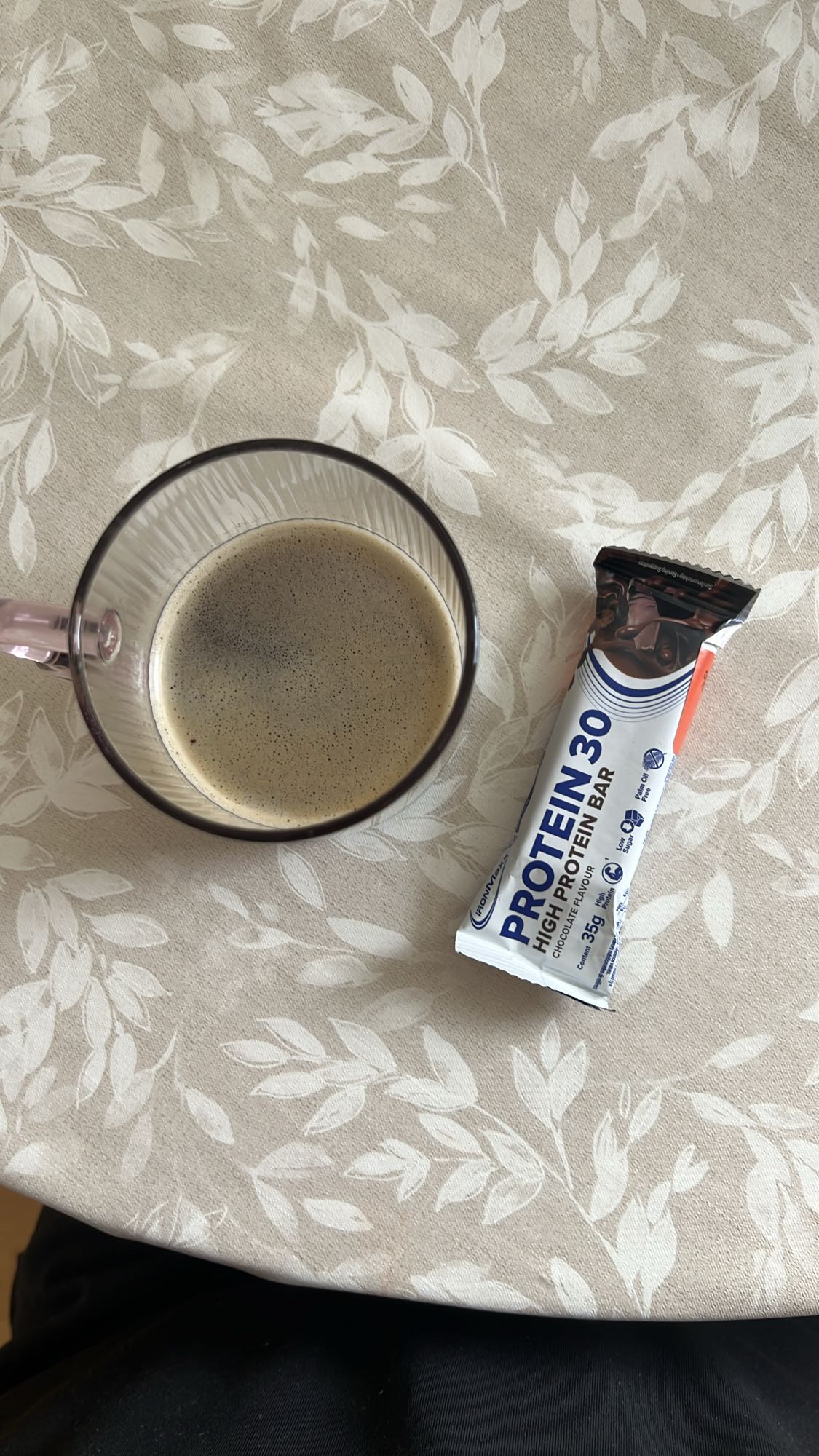 Протеиновый батончик и кофе