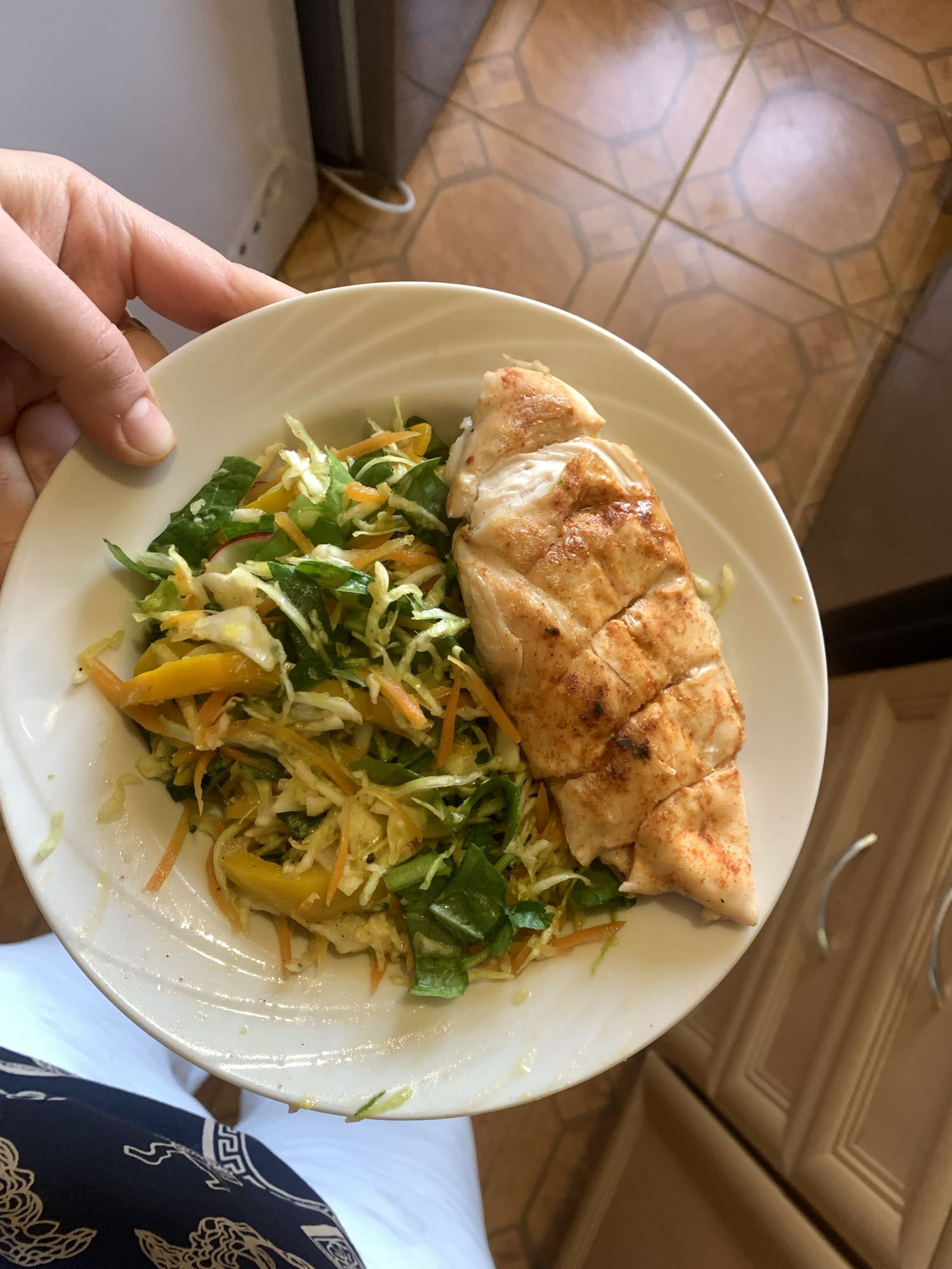 Курица с овощным салатом