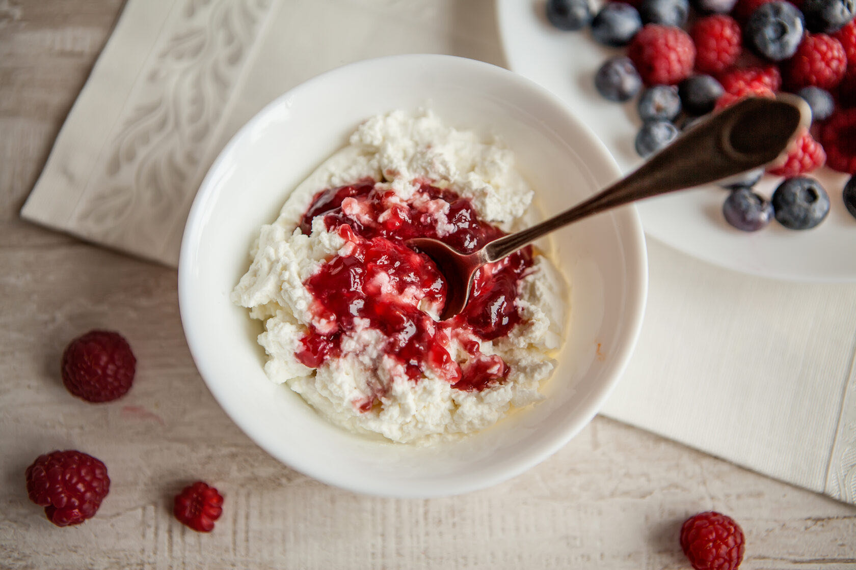 Творог с ягодным вареньем