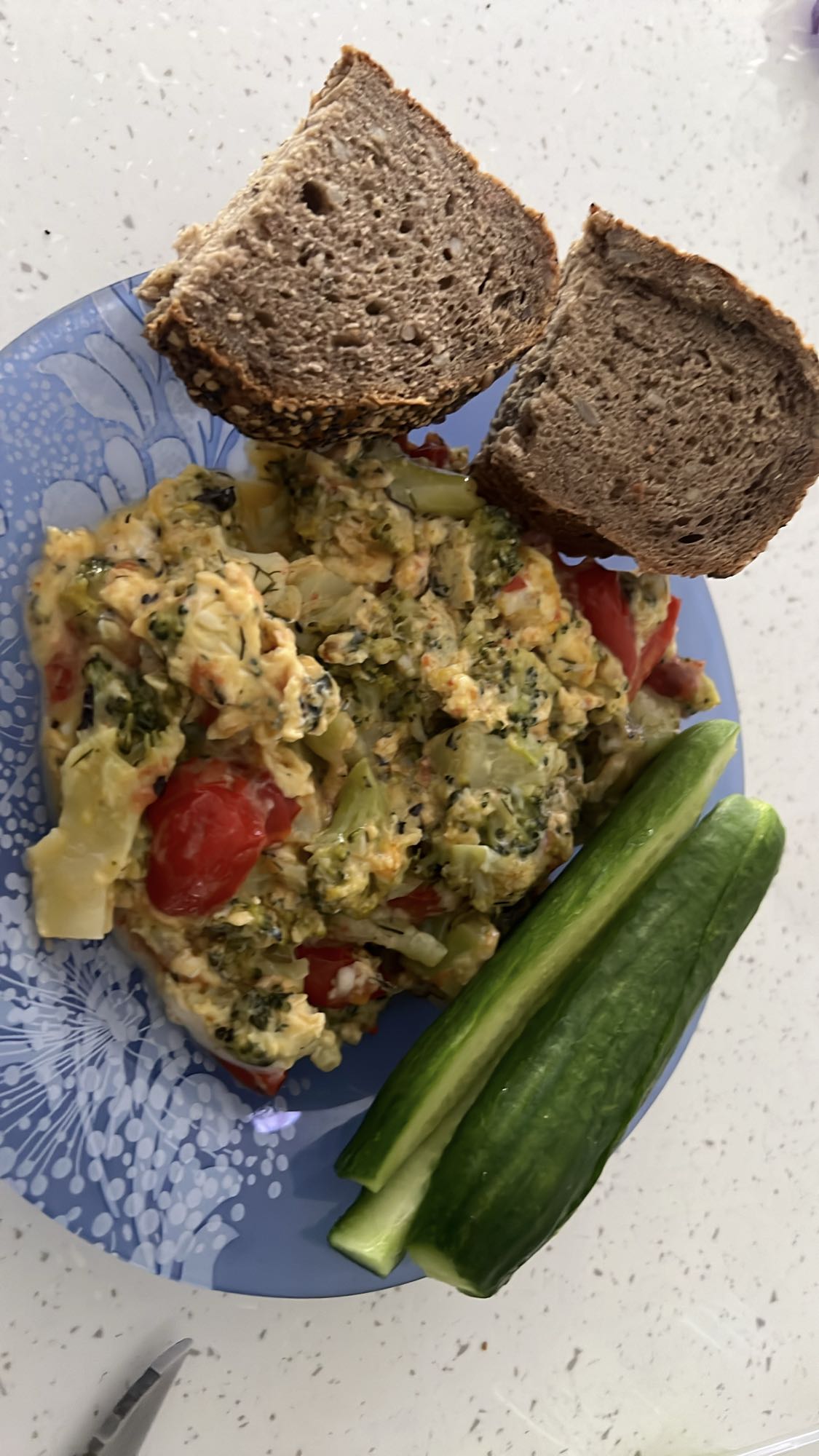 Овощной омлет с хлебом