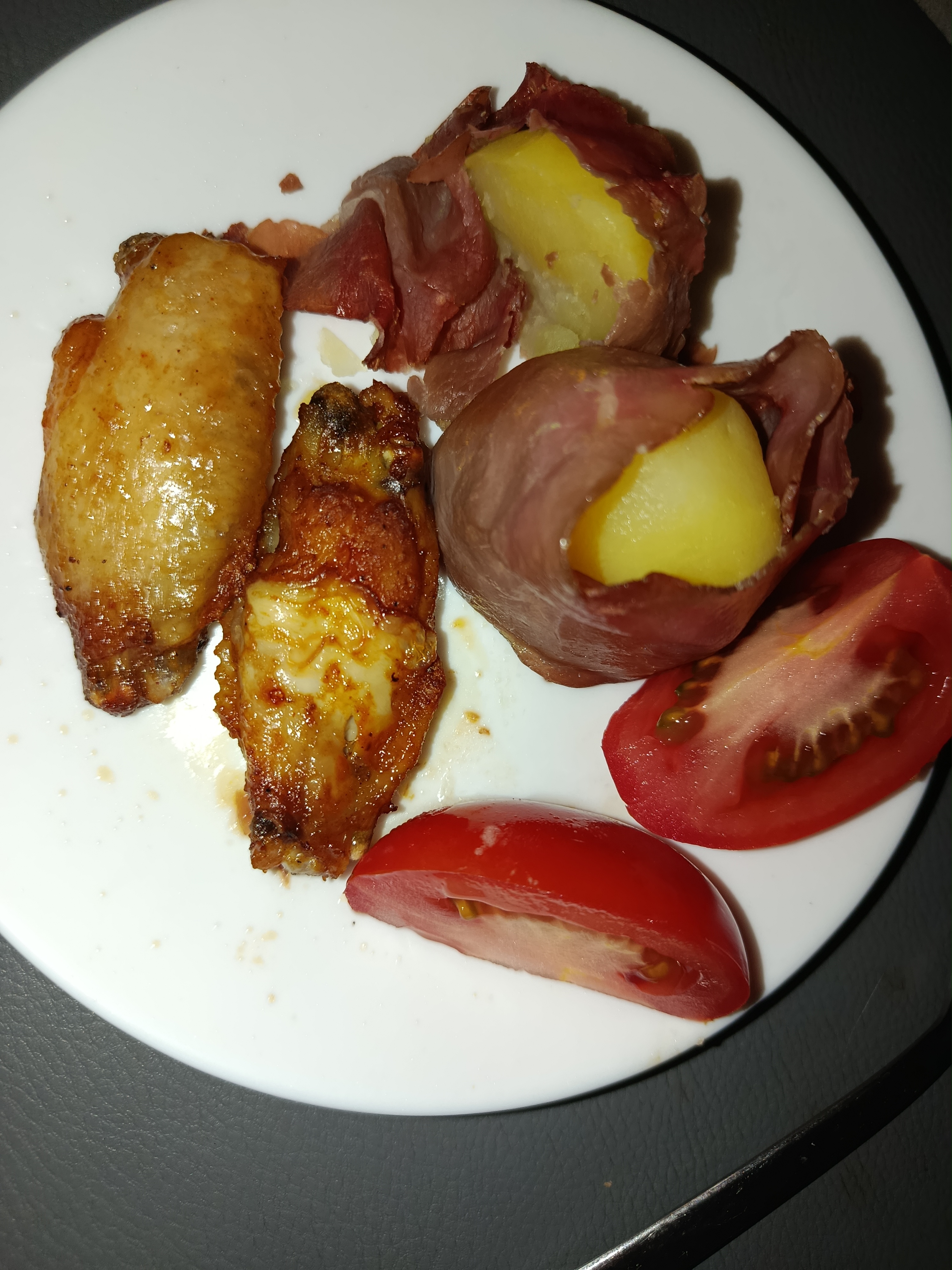 Hähnchenflügel mit Kartoffeln