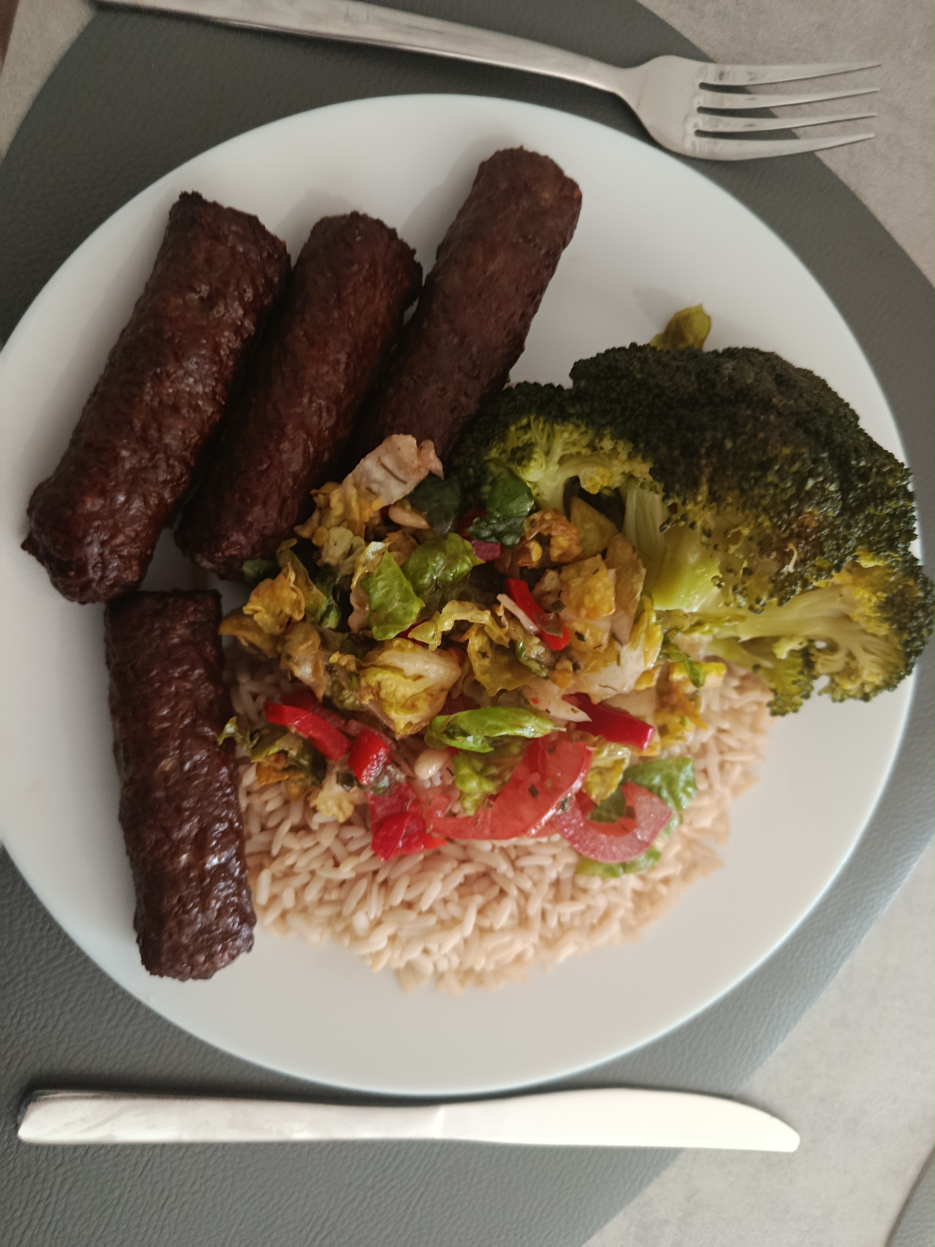 Reis mit Gemüse und Würstchen