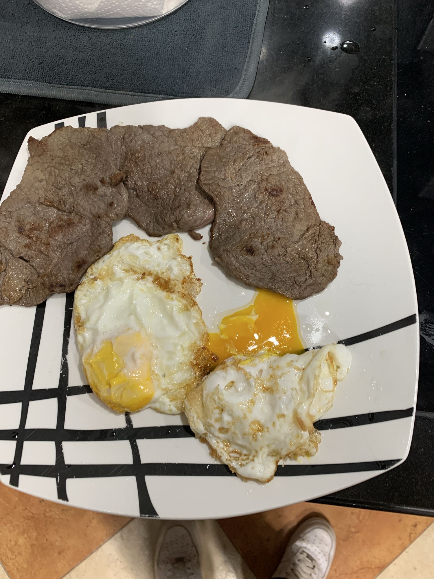 Bistec con huevos fritos
