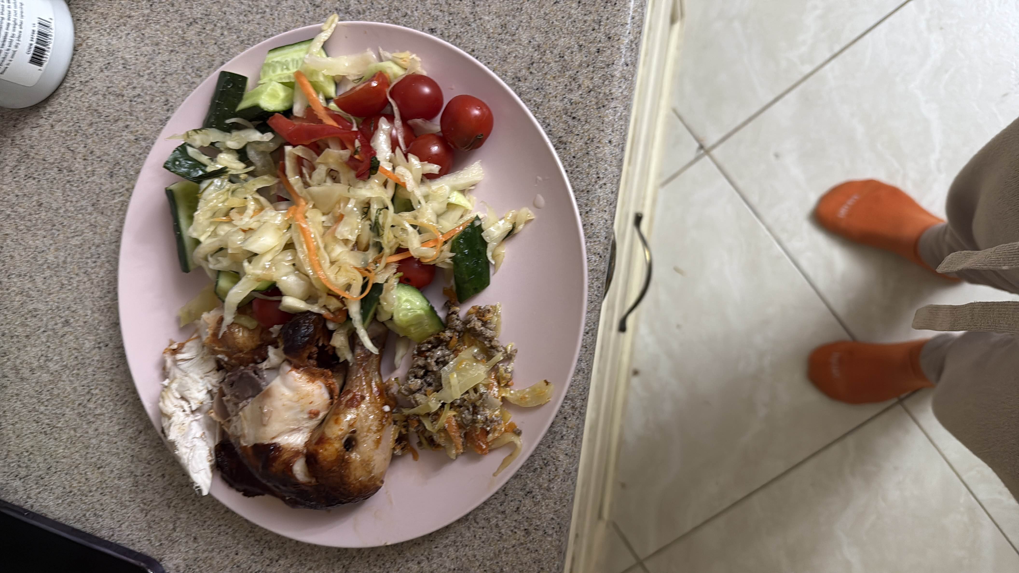 Курица с овощным салатом