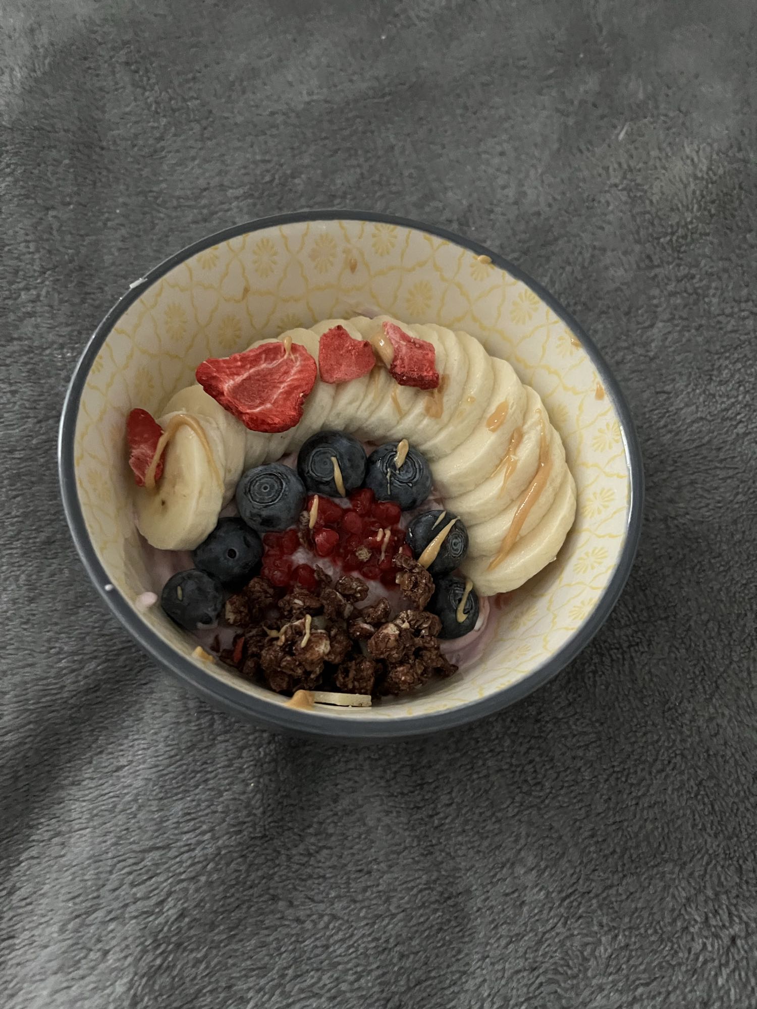 Jogurt z owocami i granolą