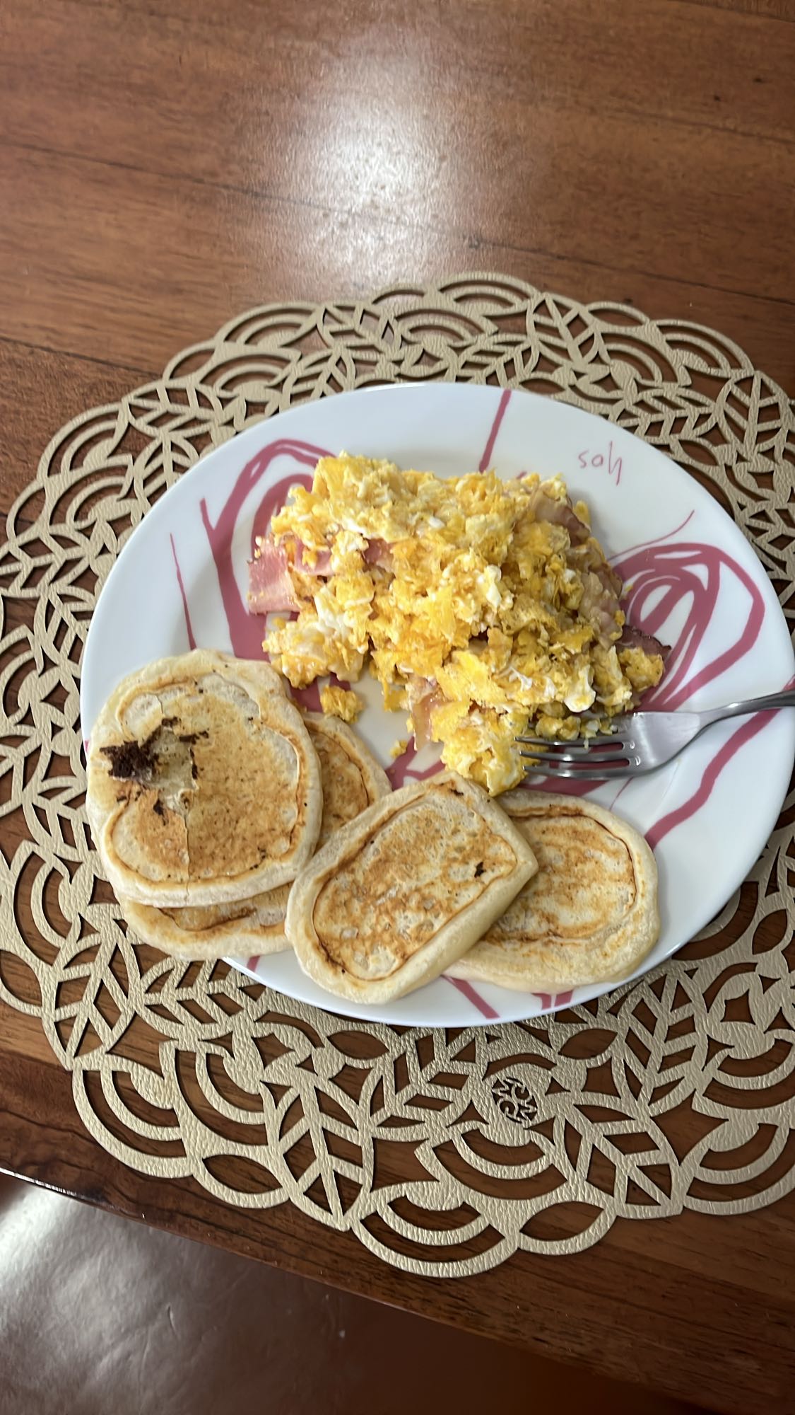 Huevos revueltos con panqueques