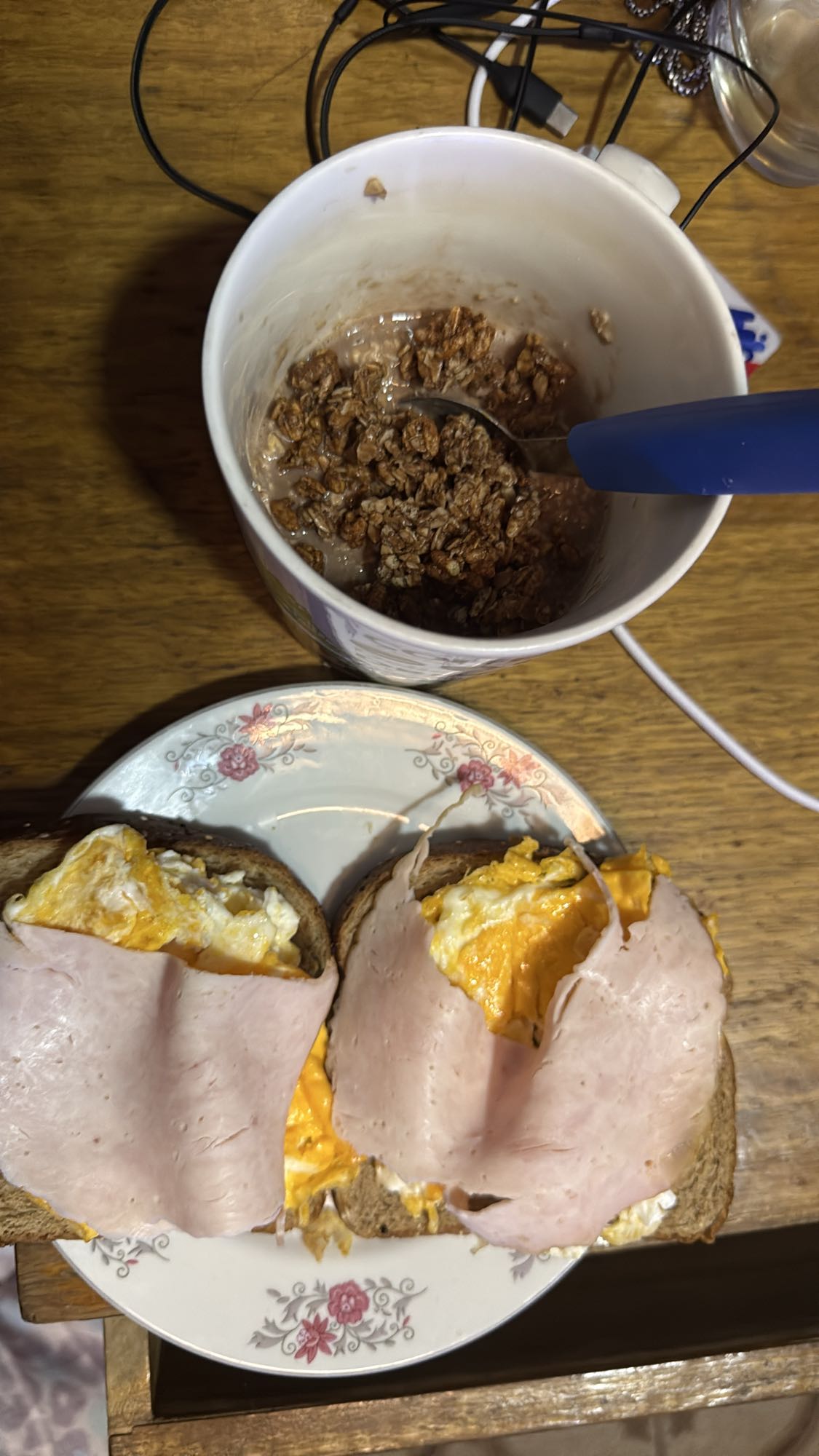 Tostadas con yogur y granola