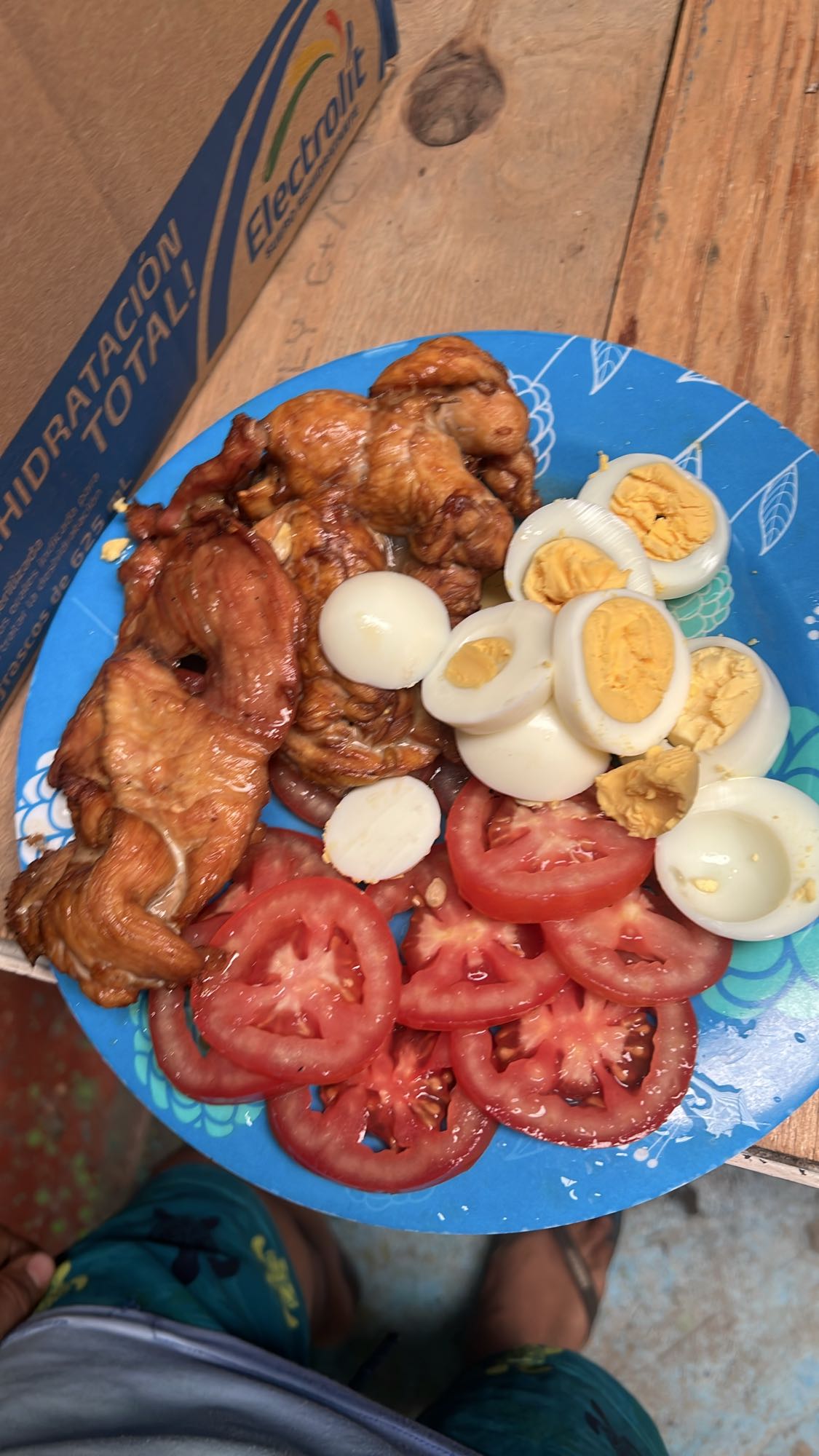 Pollo con huevo y tomate