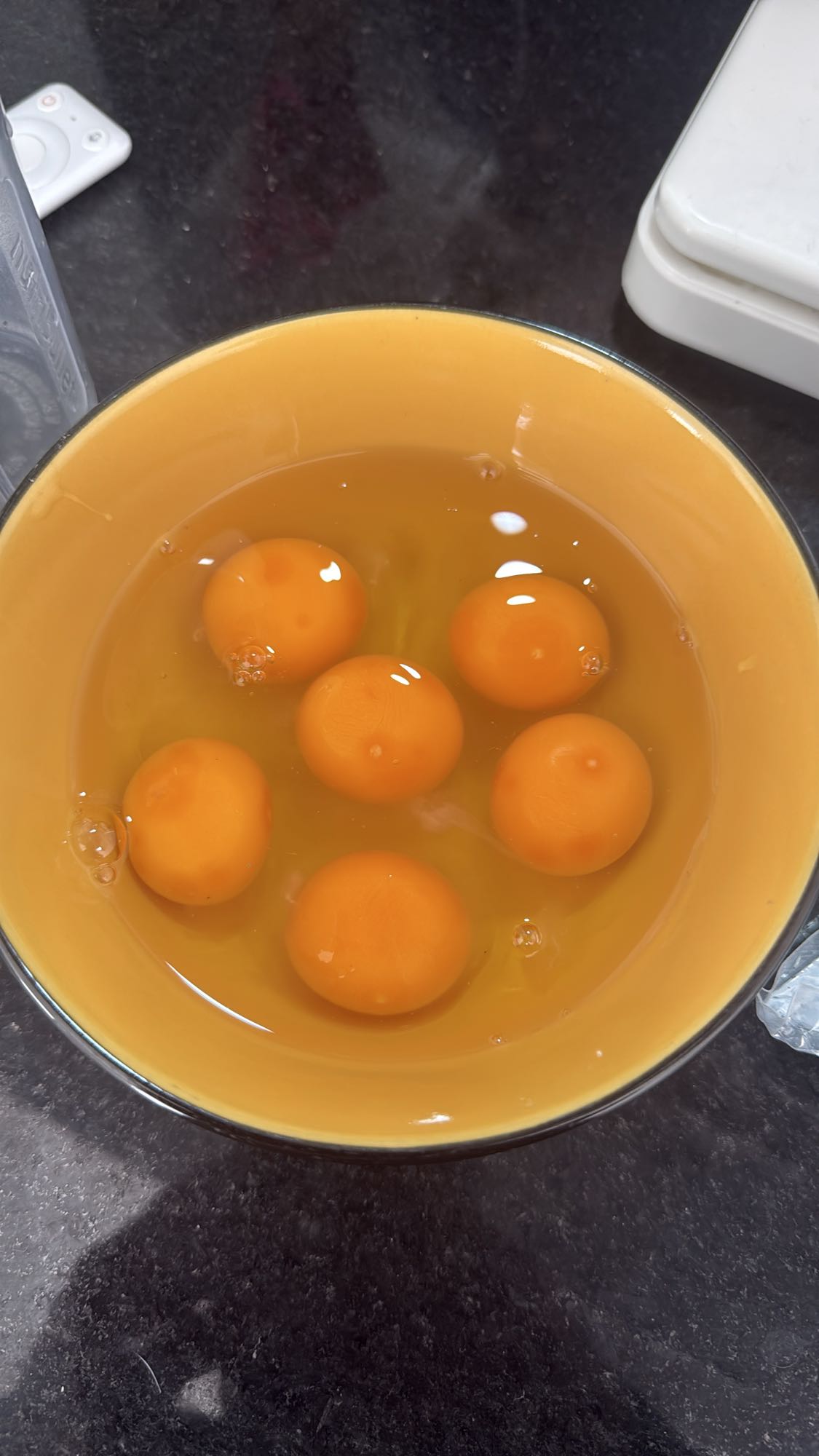 Huevos crudos en tazón