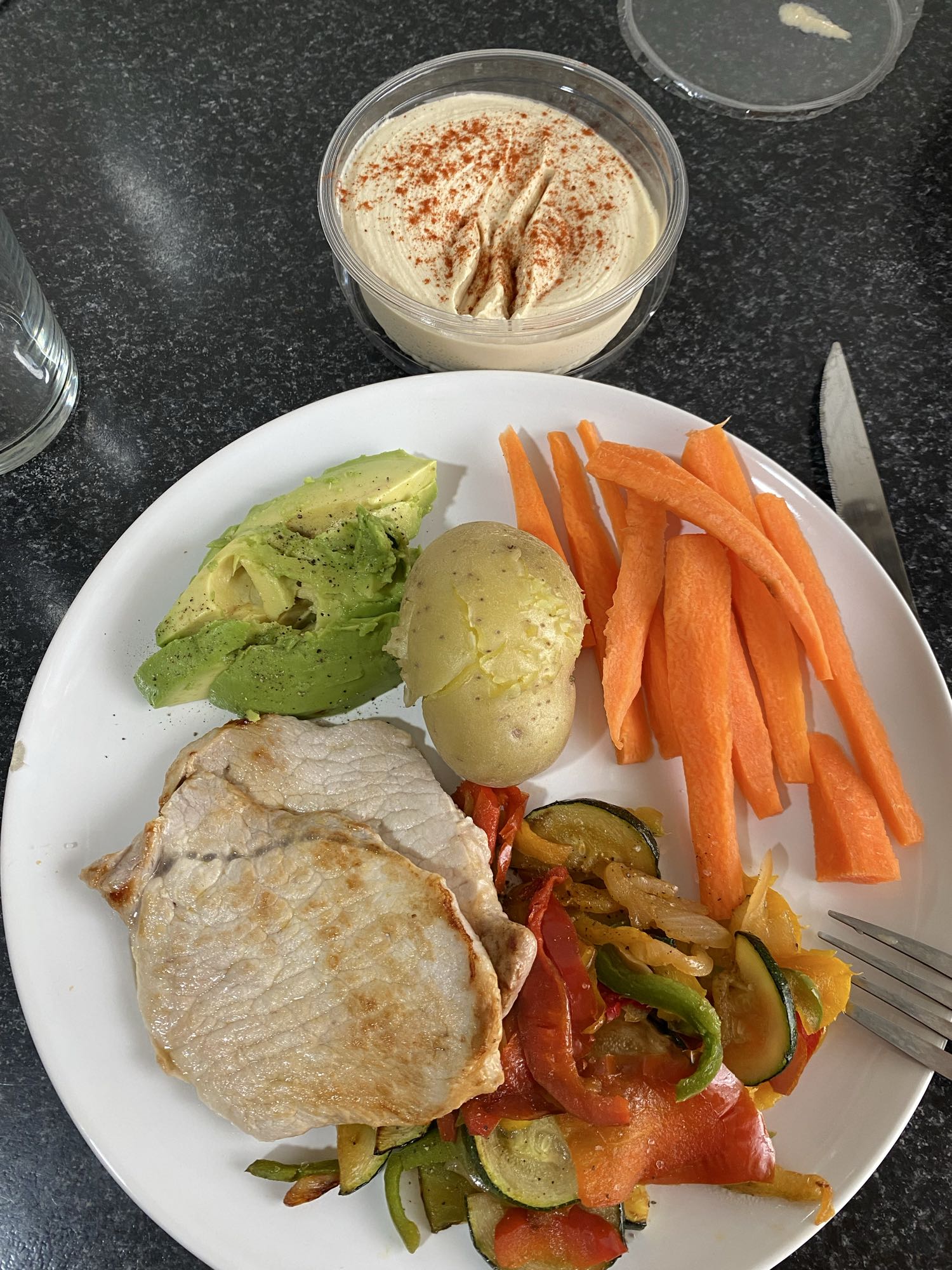 Plato saludable con hummus