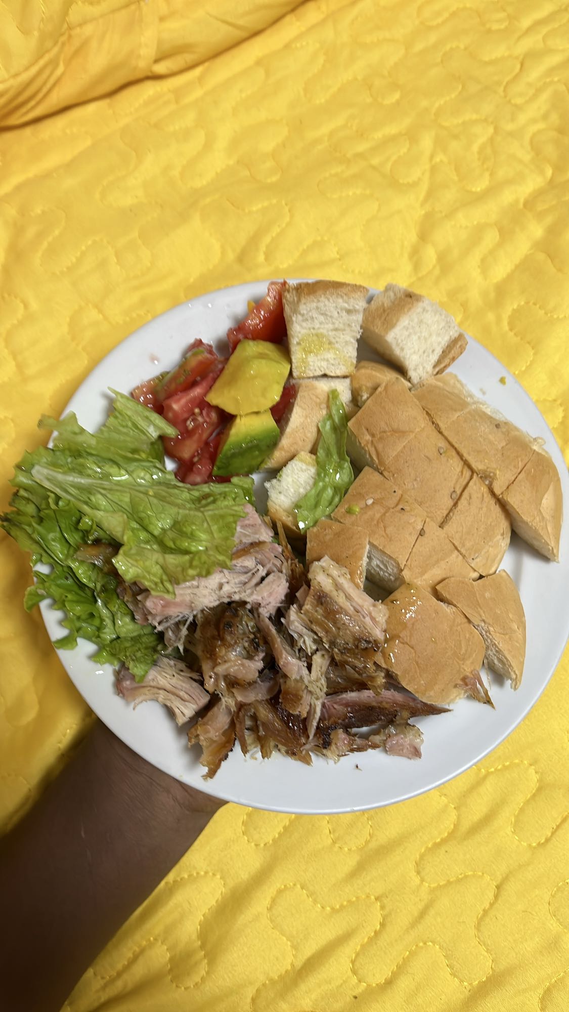 Plato de cerdo con ensalada