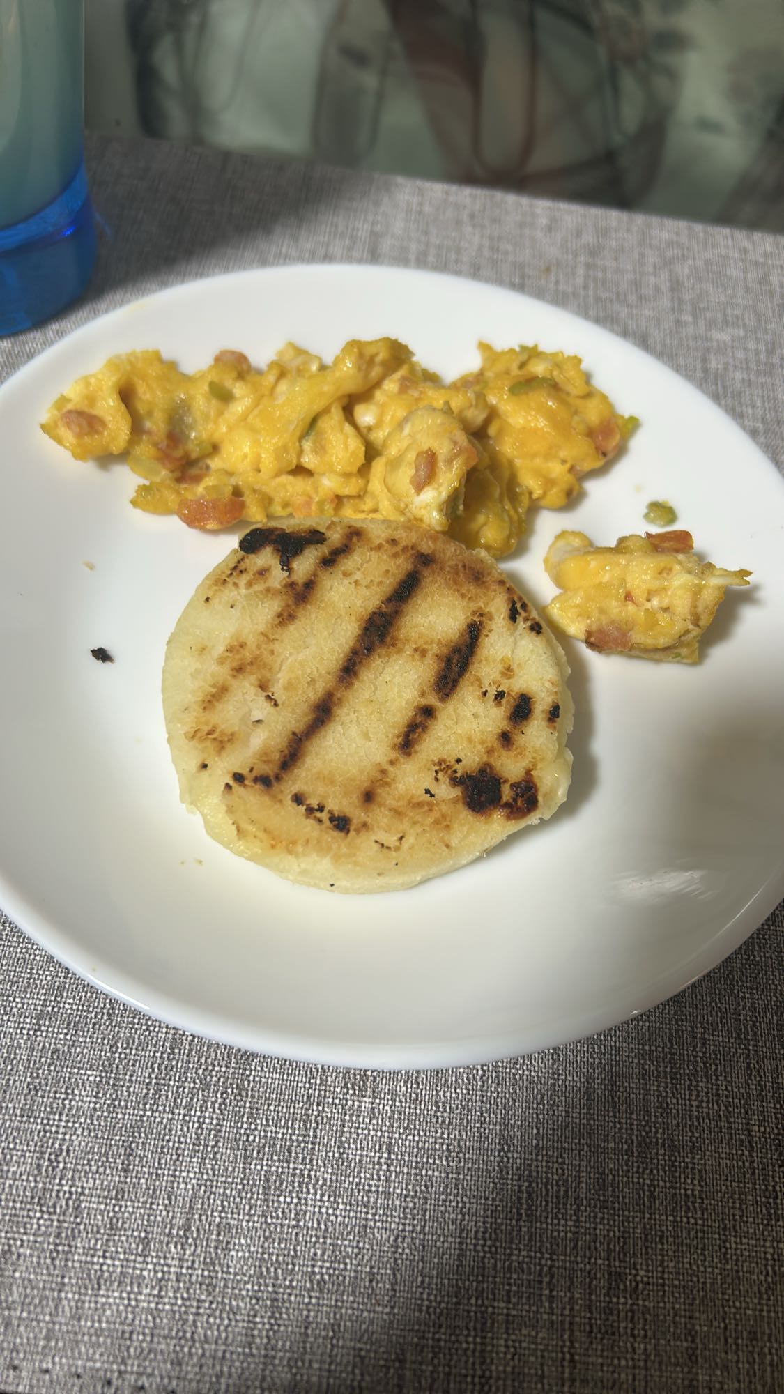 Arepa con huevos revueltos