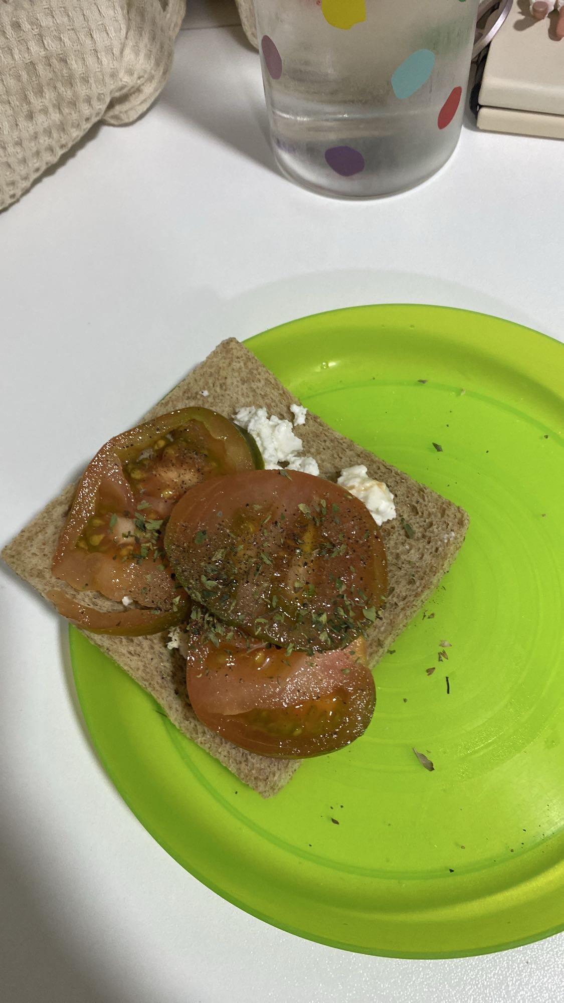 Tostada de tomate y queso