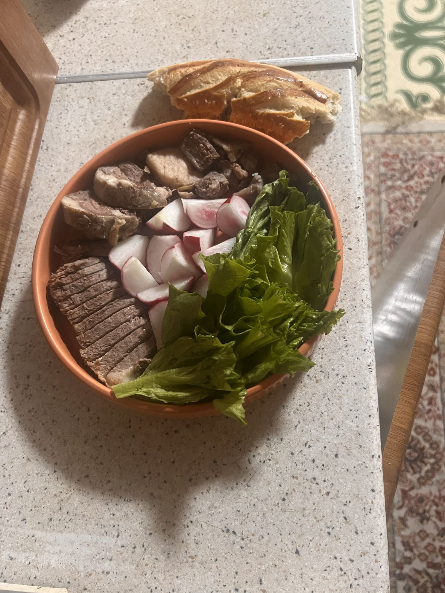 Мясной салат с хлебом