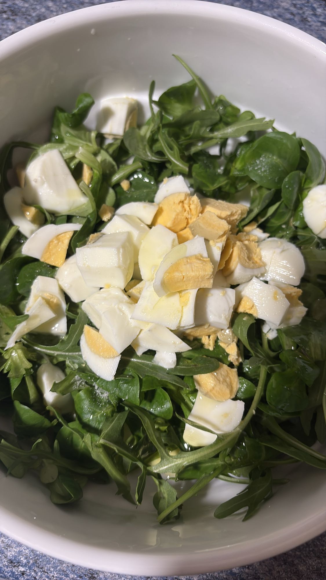 Ensalada de huevo y rúcula