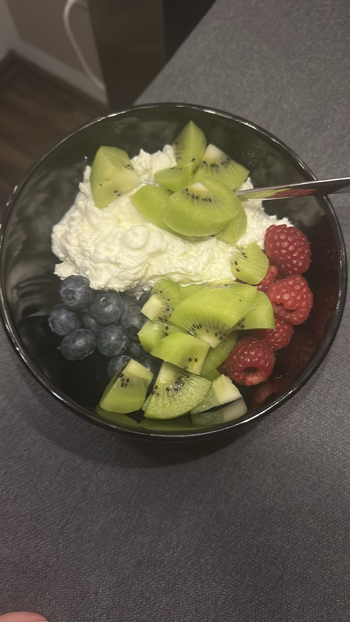 Hüttenkäse mit Obst