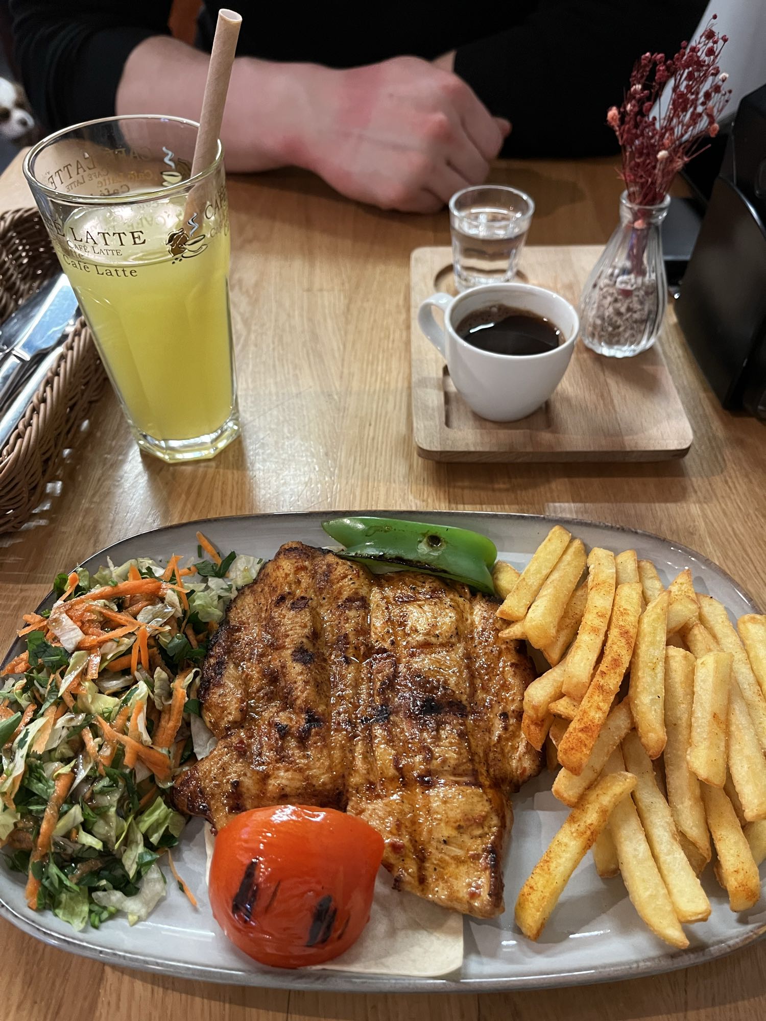 Grillowany kurczak z frytkami