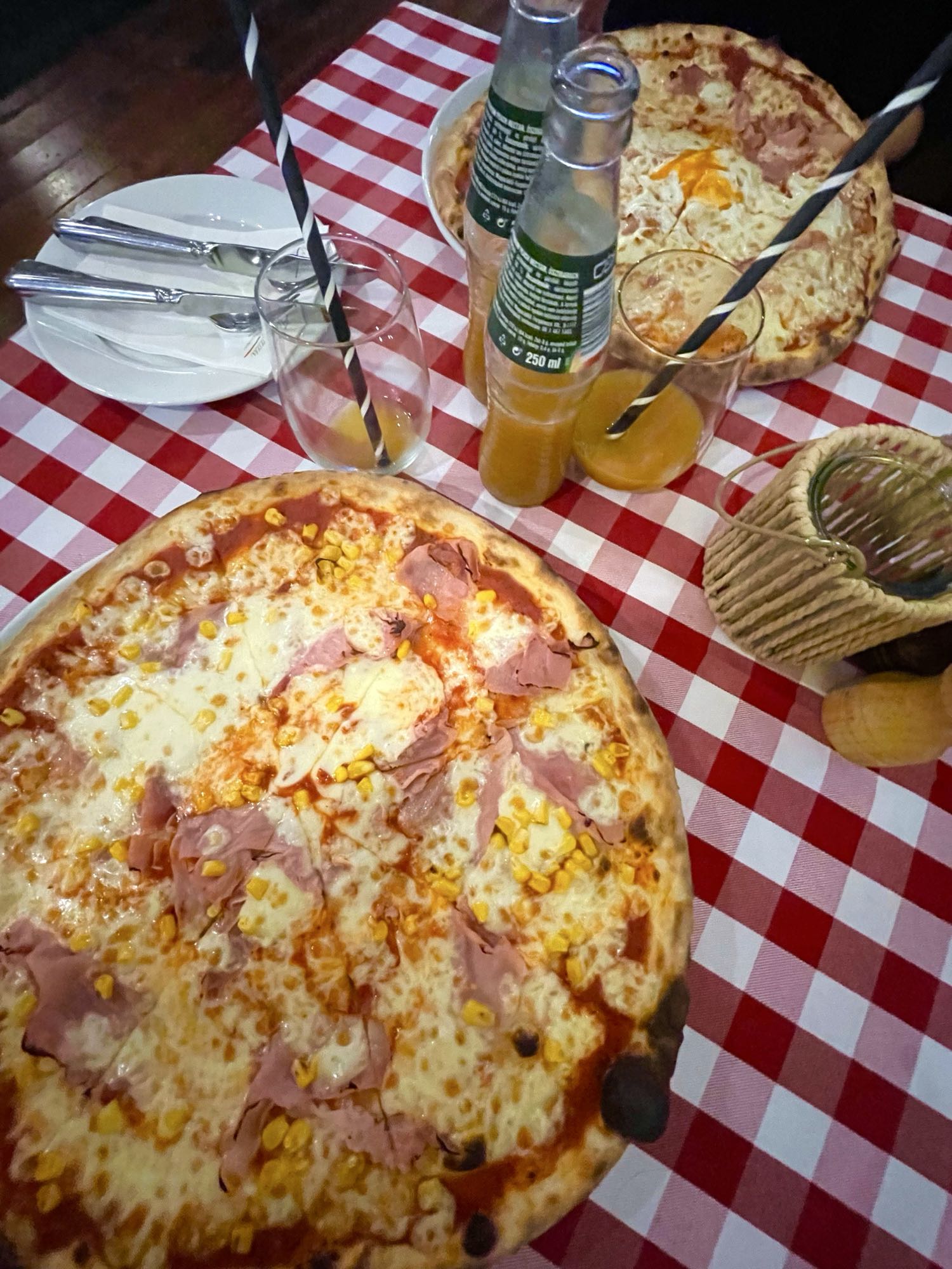 Sonkás kukoricás pizza