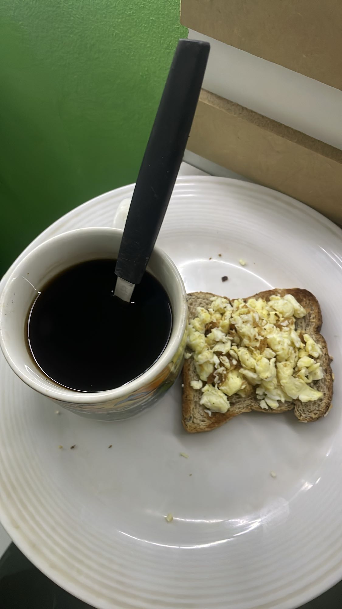 Tostada con huevo y café