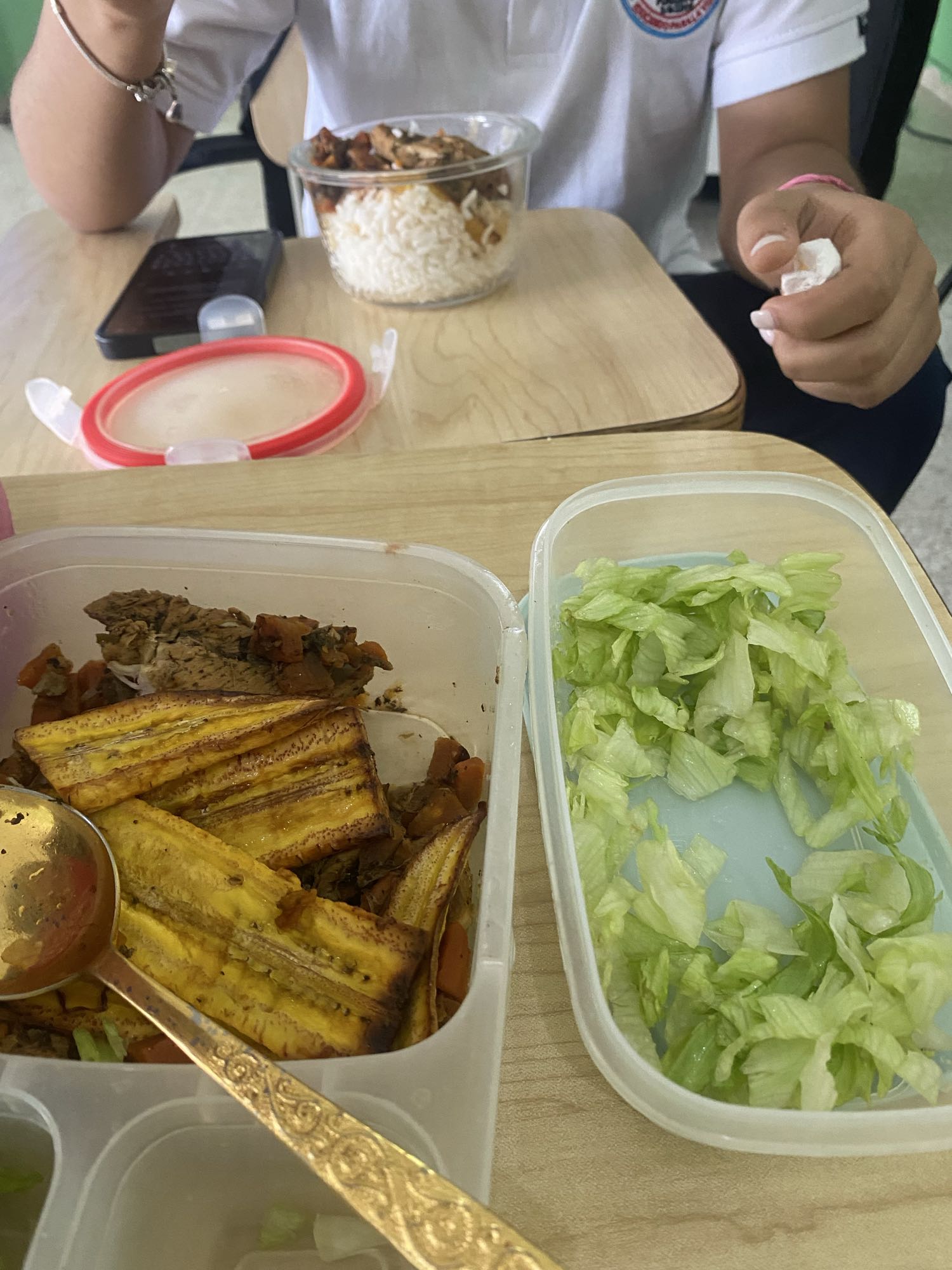 Carne con plátano y ensalada