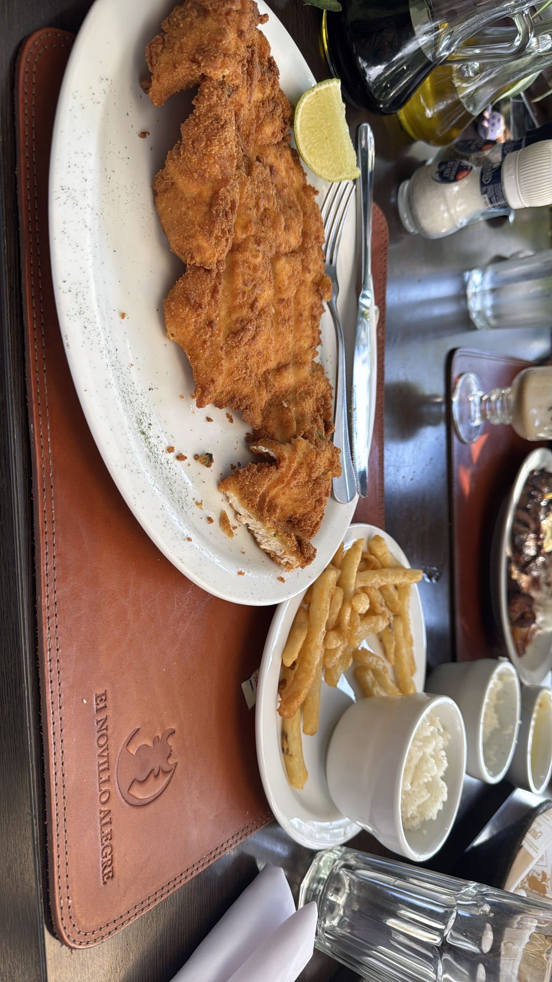 Milanesa con papas y arroz
