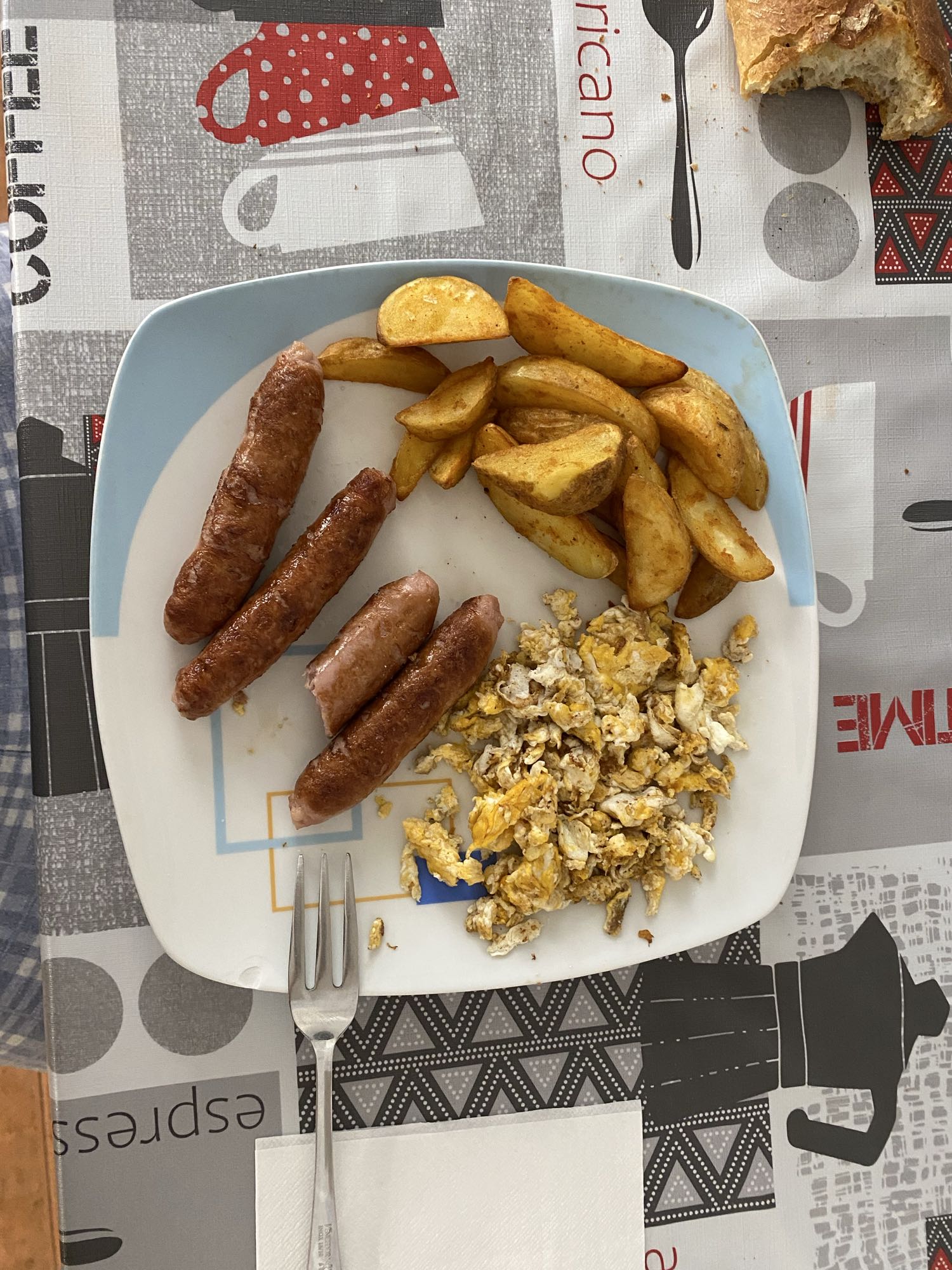 Salchichas con papas y huevo