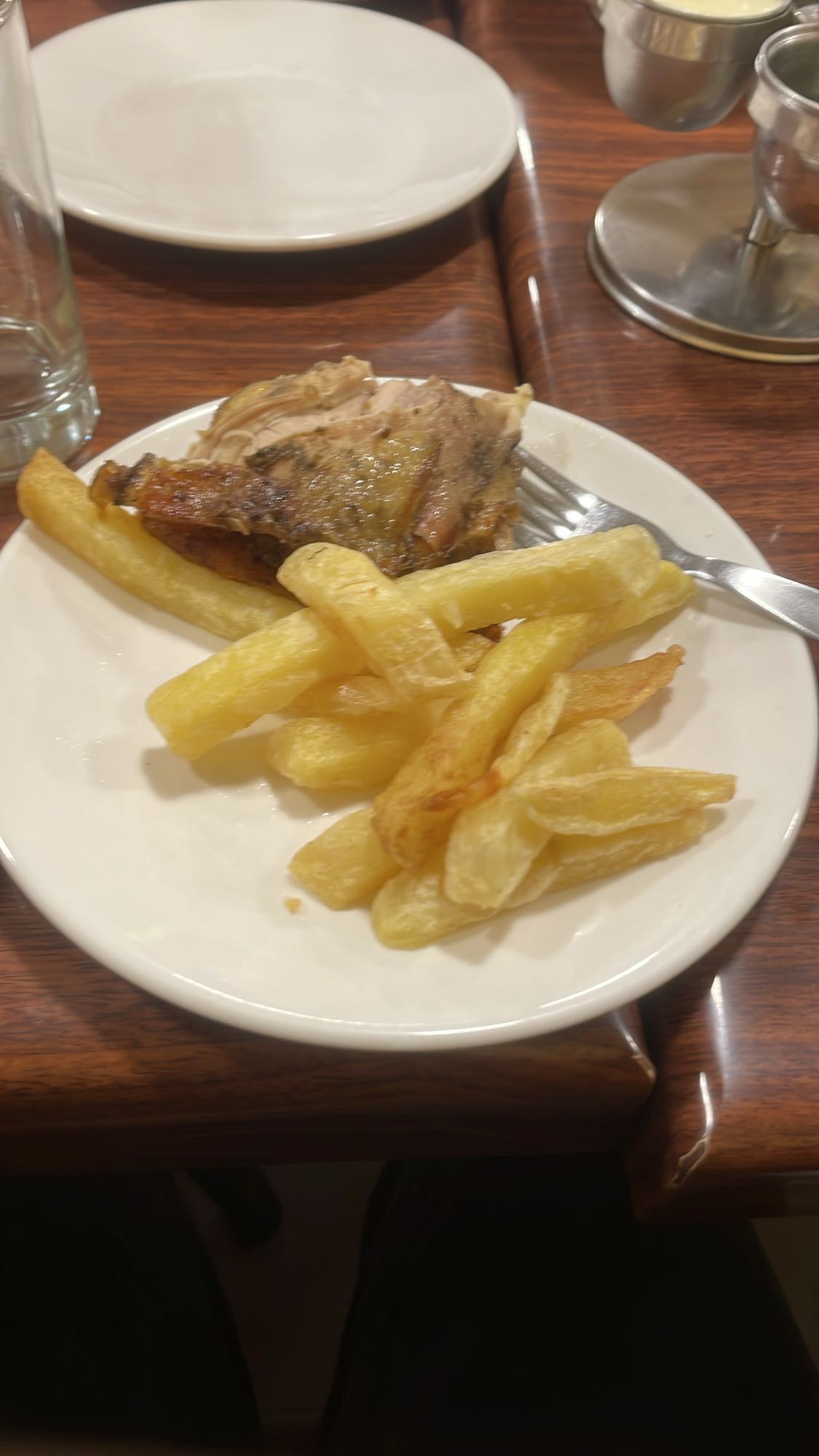 Pollo asado con papas fritas
