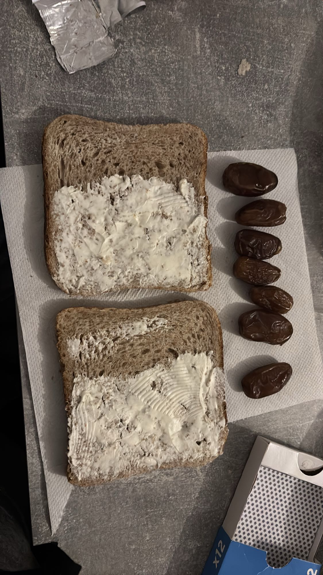 Pain beurré et dattes