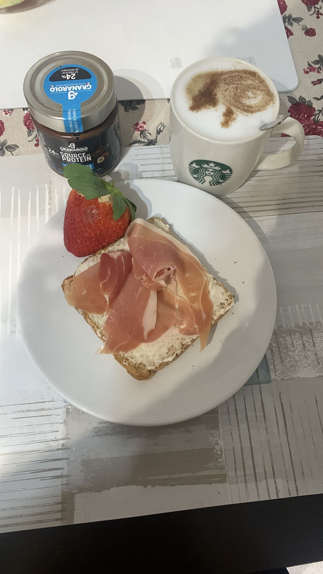 Tostada con jamón y café