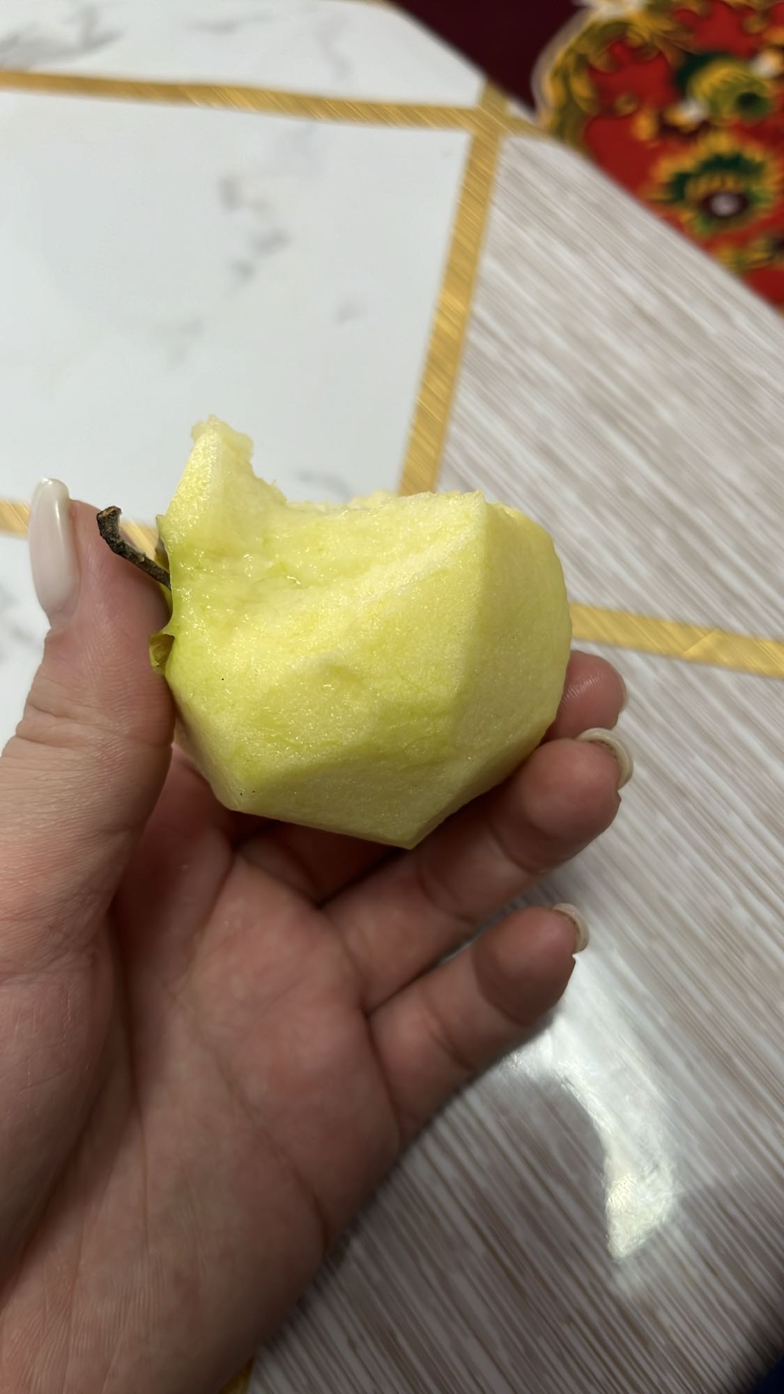 Зеленое яблоко