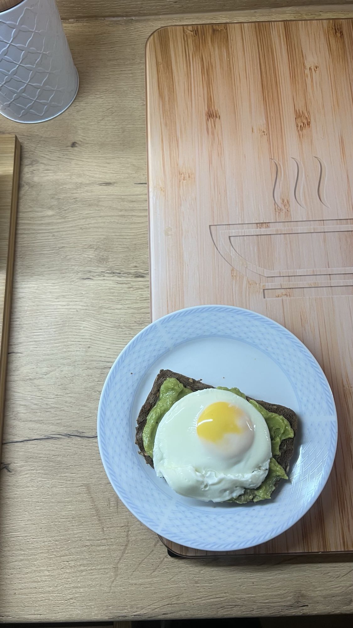 Tostada con aguacate y huevo