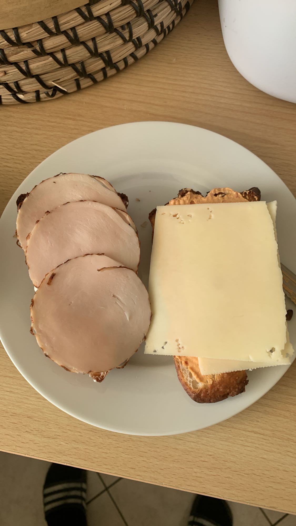 Toast mit Käse und Putenbrust