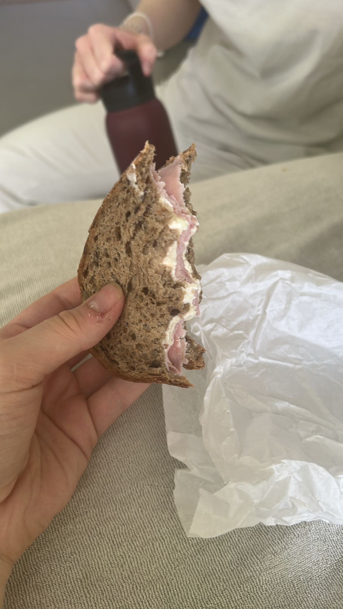 Celozrnný sendvič se šunkou