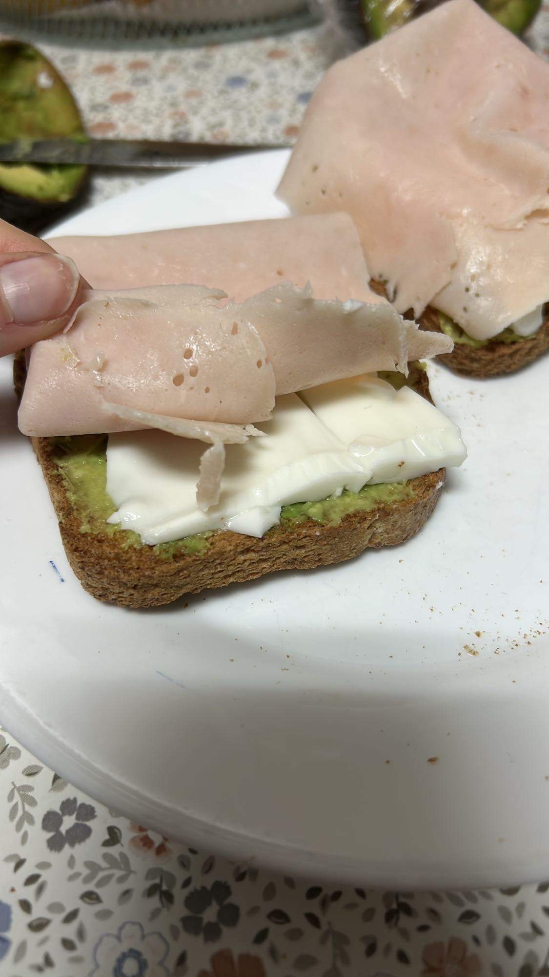 Tostada de pavo y aguacate