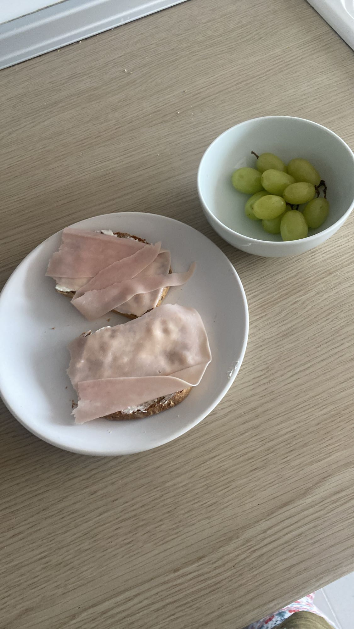 Tostadas con jamón y uvas