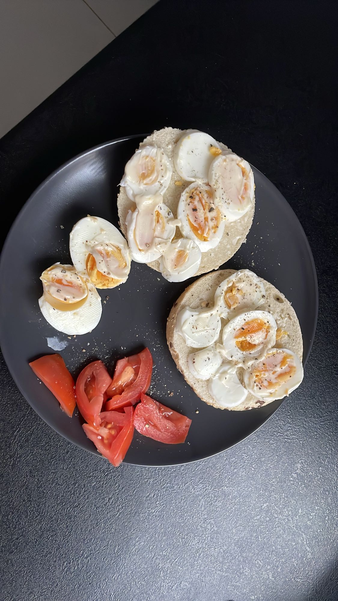 Kanapki z jajkiem i pomidorem