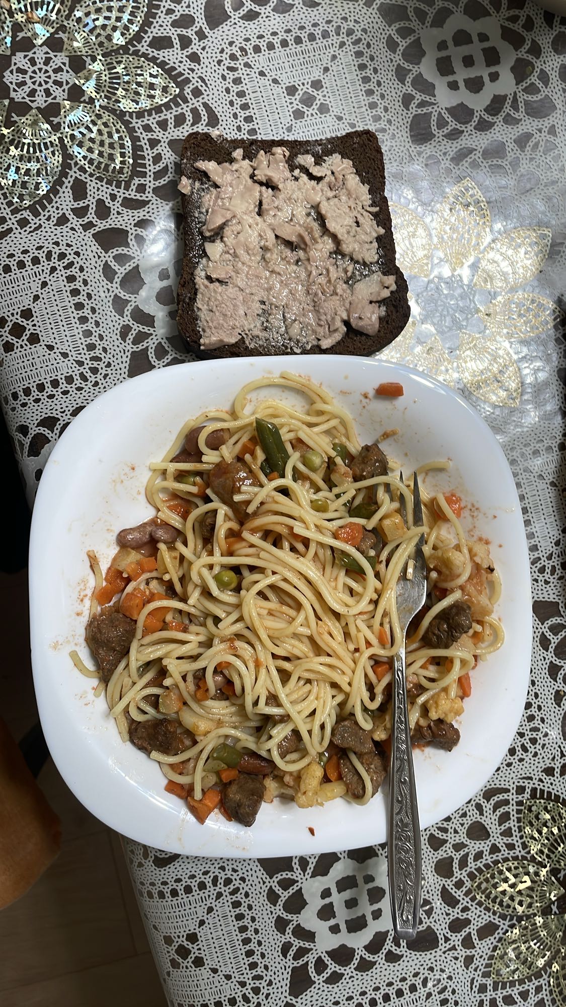 Спагетти с мясом и тост