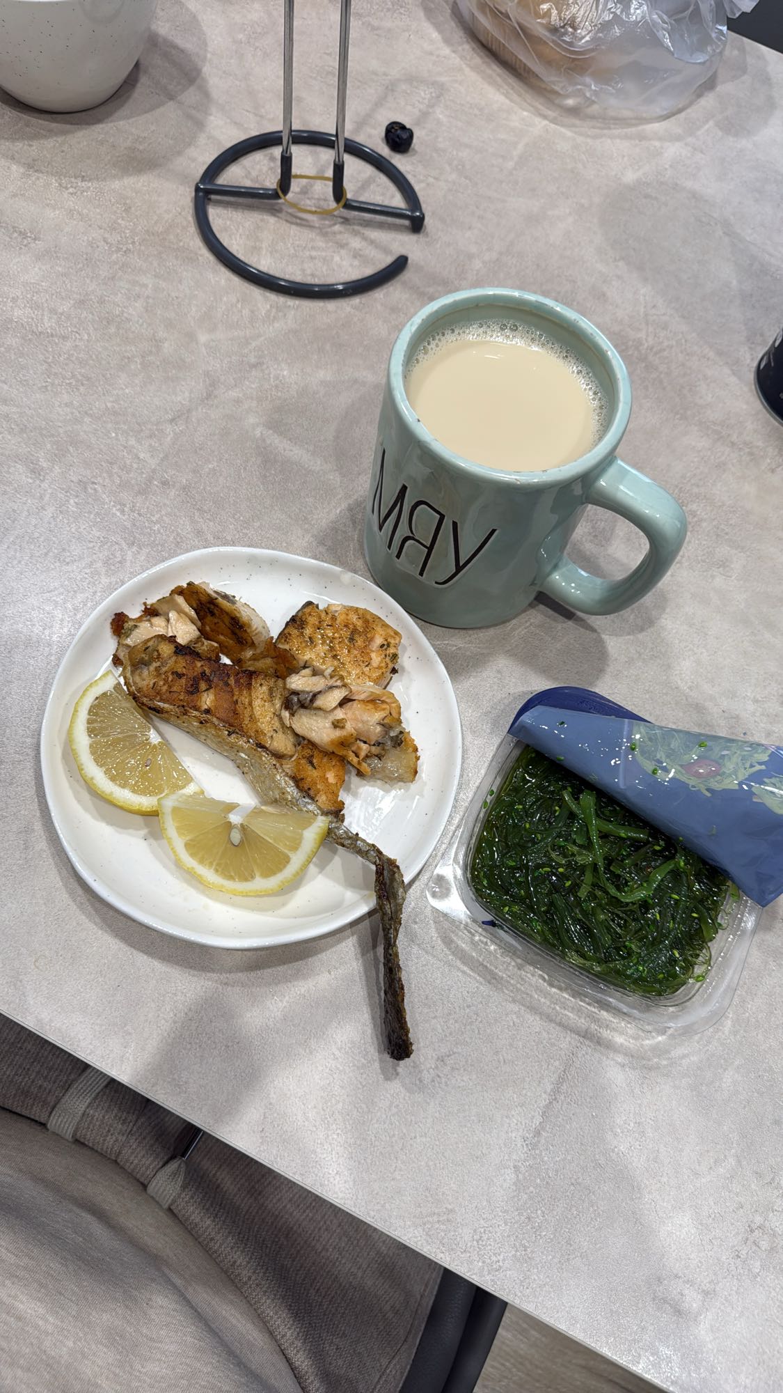 Жареная рыба с водорослями