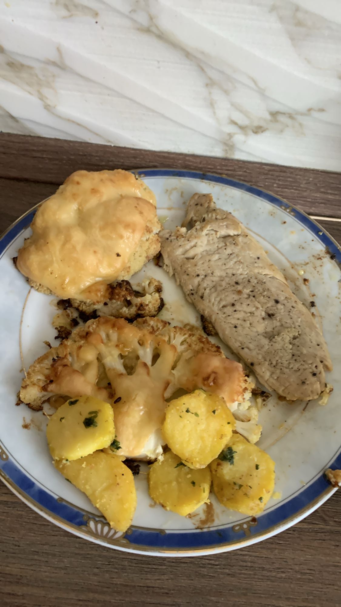 Pui cu conopidă și cartofi