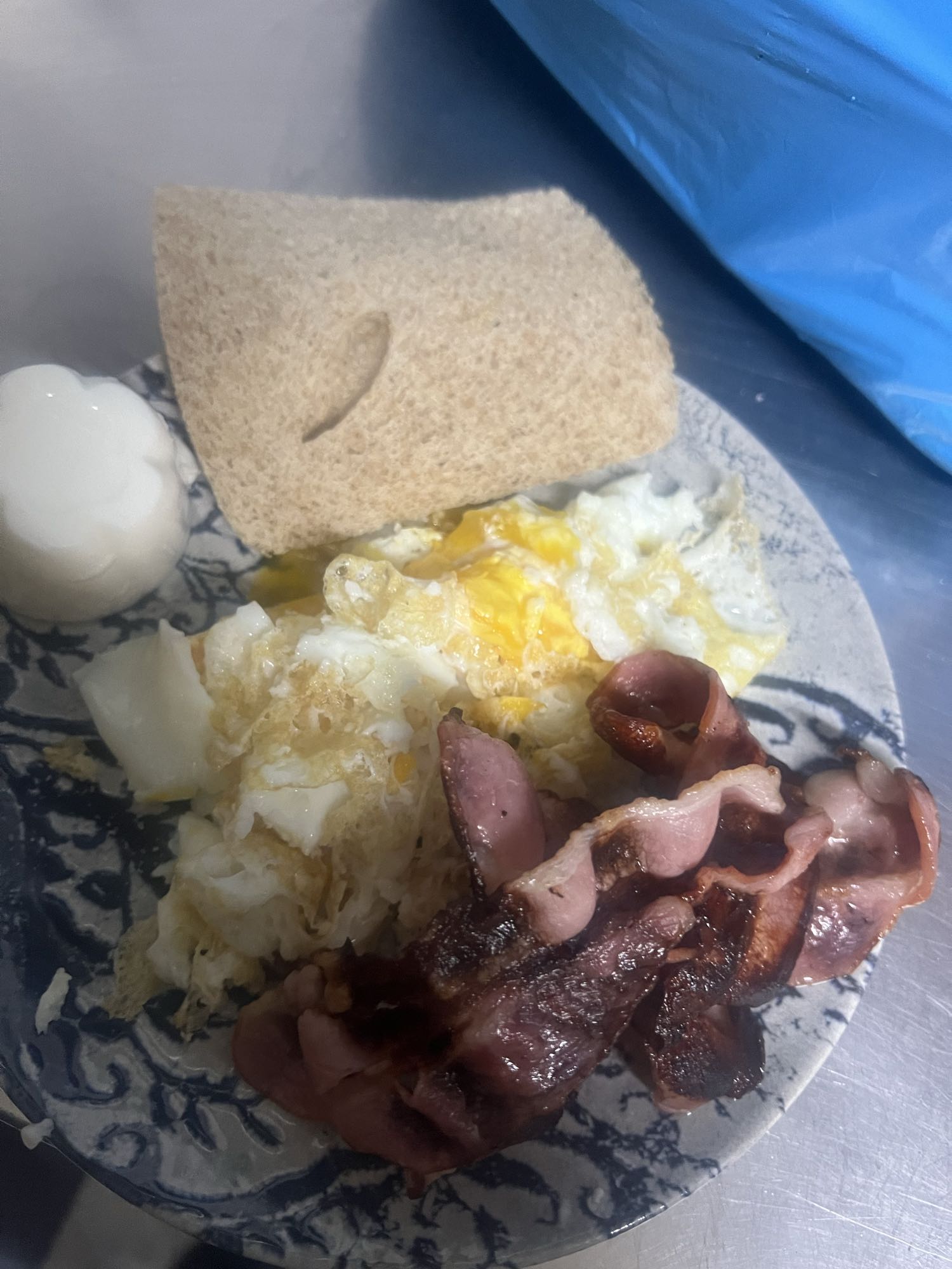 Desayuno con huevo y tocino